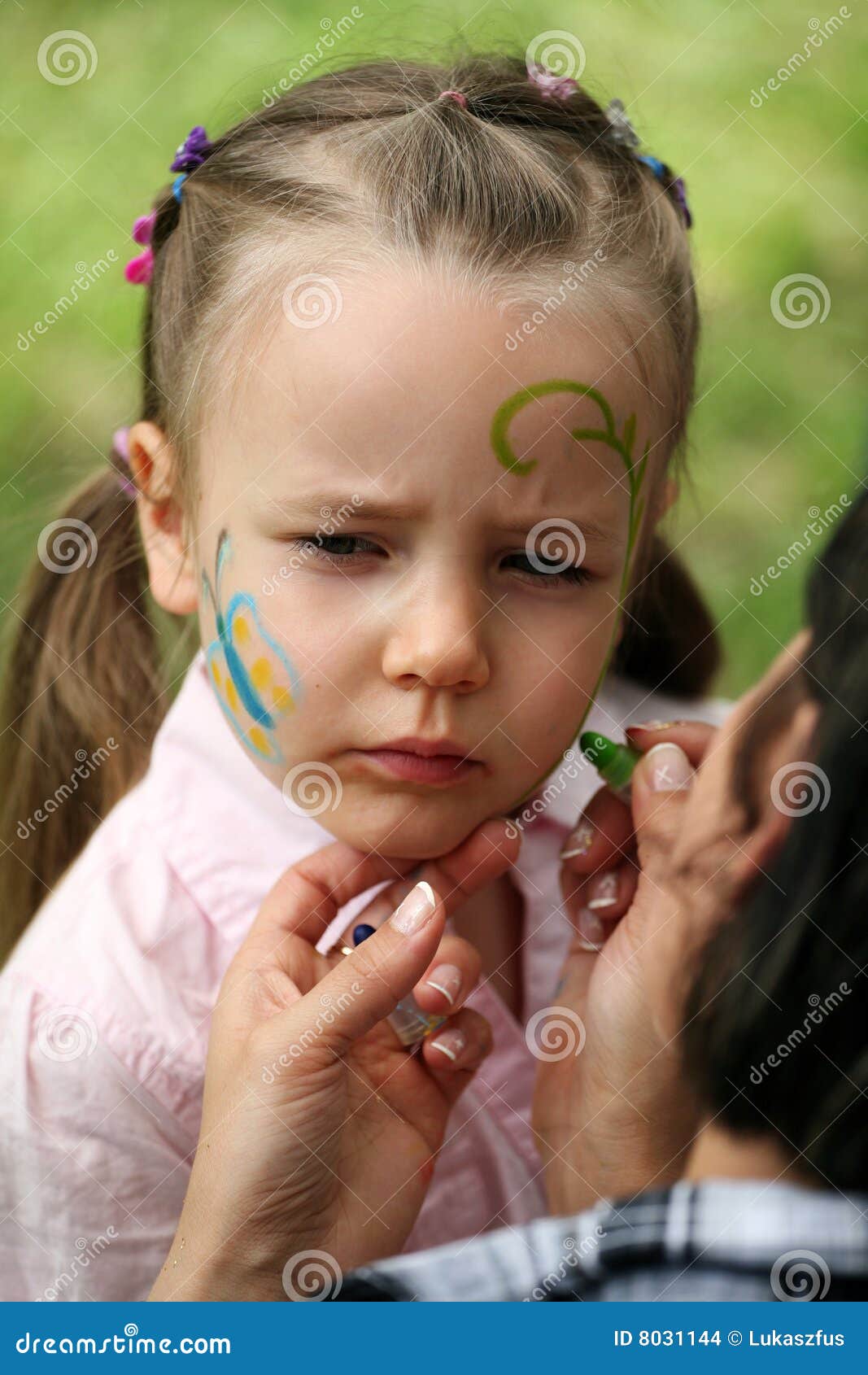 Cinq années de fille de peinture de visage.