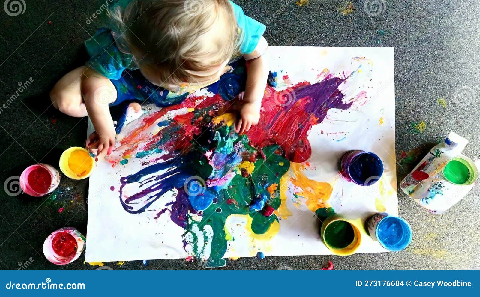 Main De La Peinture Des Enfants Avec Un Pinceau Et De La Couleur