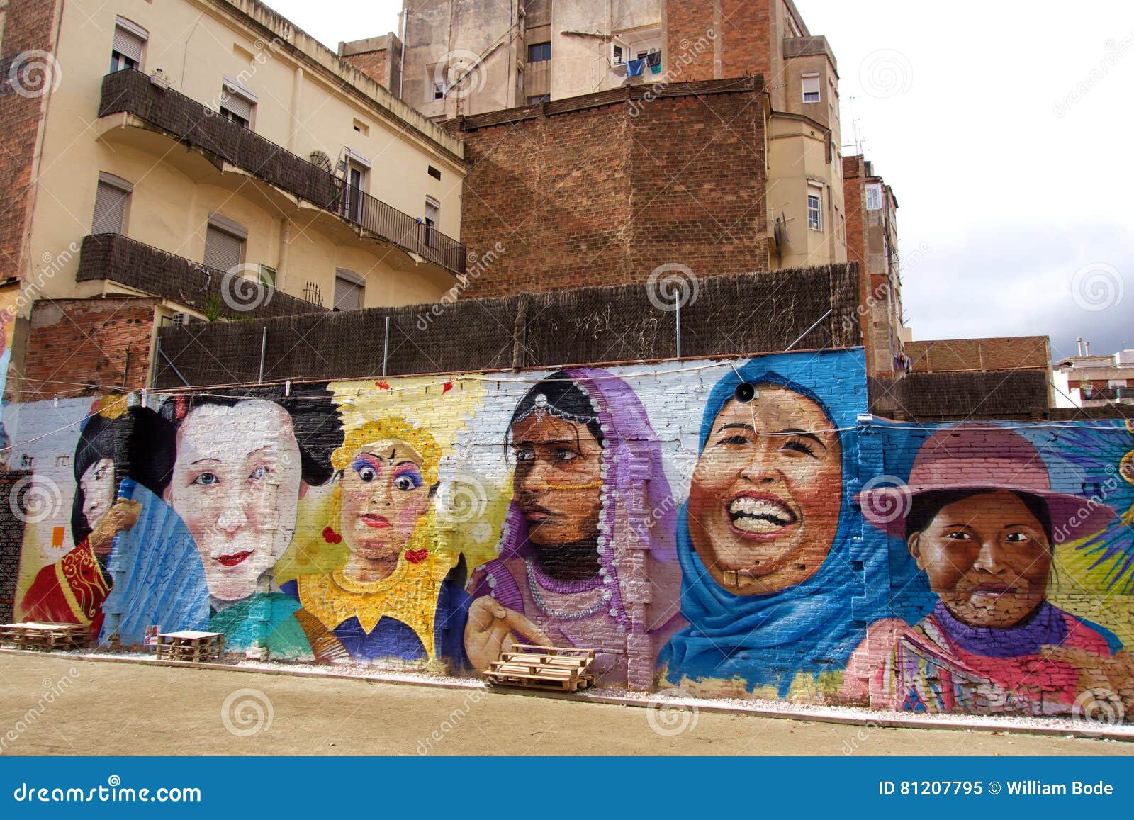 Peinture Murale De Femme Ethnique Multiple Image éditorial - Image du  femme, multiculturel: 81207795