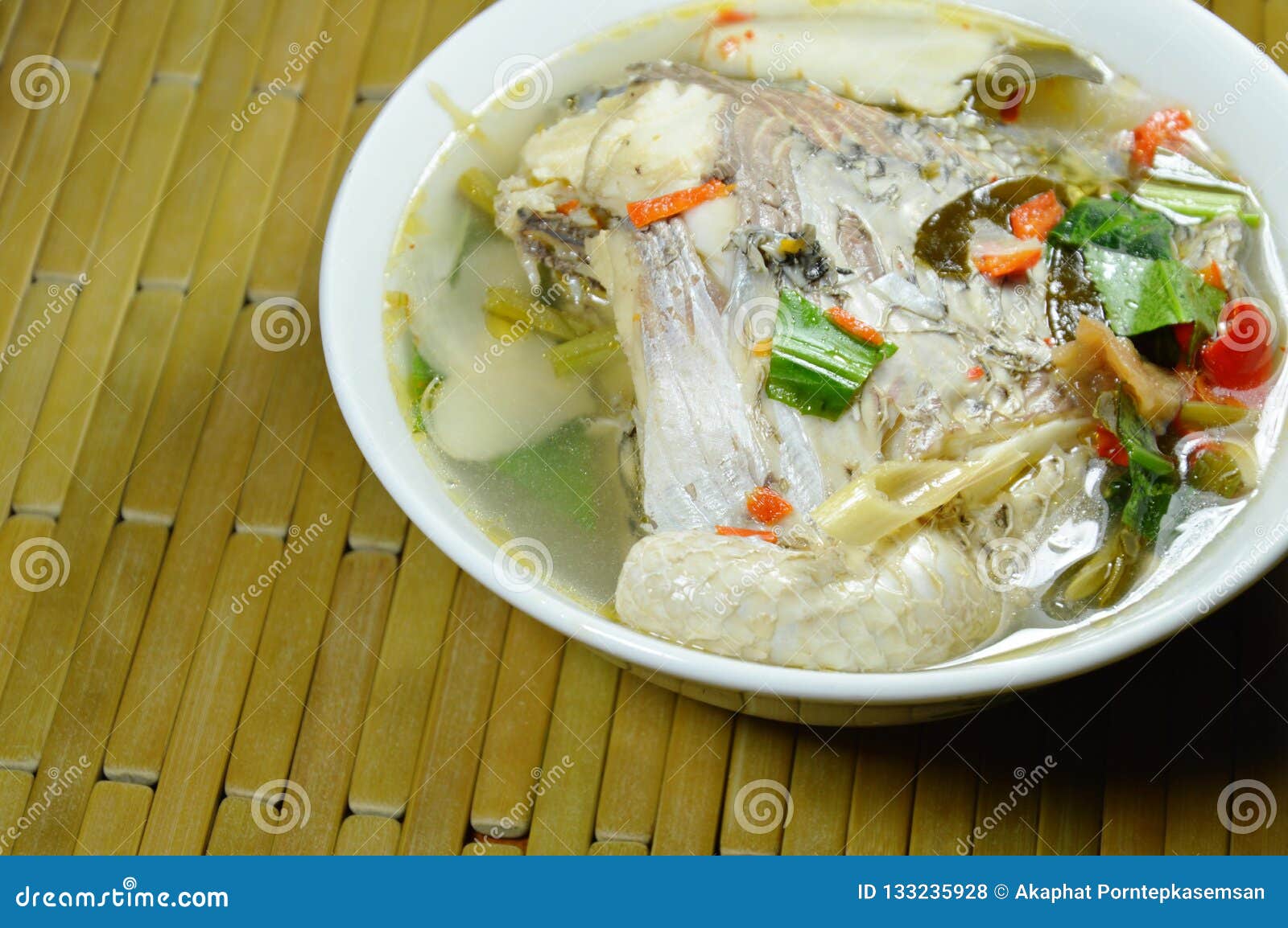 Peixes fervidos picantes do Tilapia na sopa de tom yum na bacia branca