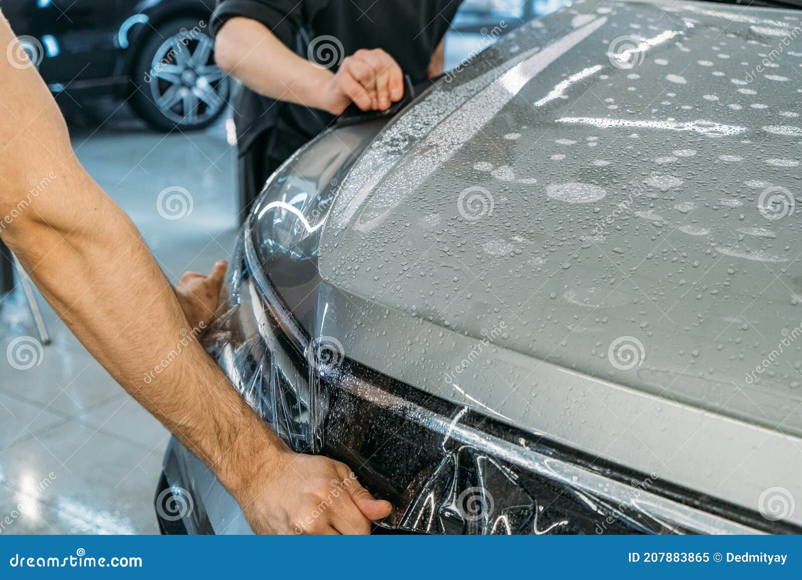 Película De Protección De Pintura Transparente O Recubrimiento De  Protección Antigrava Envuelto En El Capó Del Coche. Detalles Del Imagen de  archivo - Imagen de automotor, nuevo: 207883959