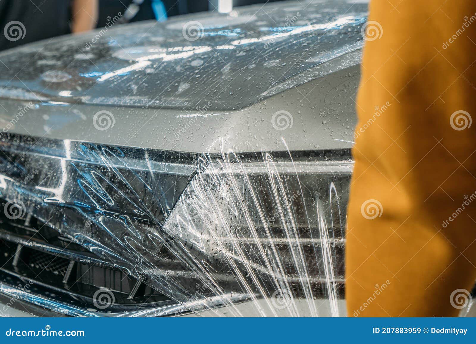 Película De Protección De Pintura Transparente O Recubrimiento De  Protección Antigrava Envuelto En El Capó Del Coche. Detalles Del Imagen de  archivo - Imagen de automotor, nuevo: 207883959