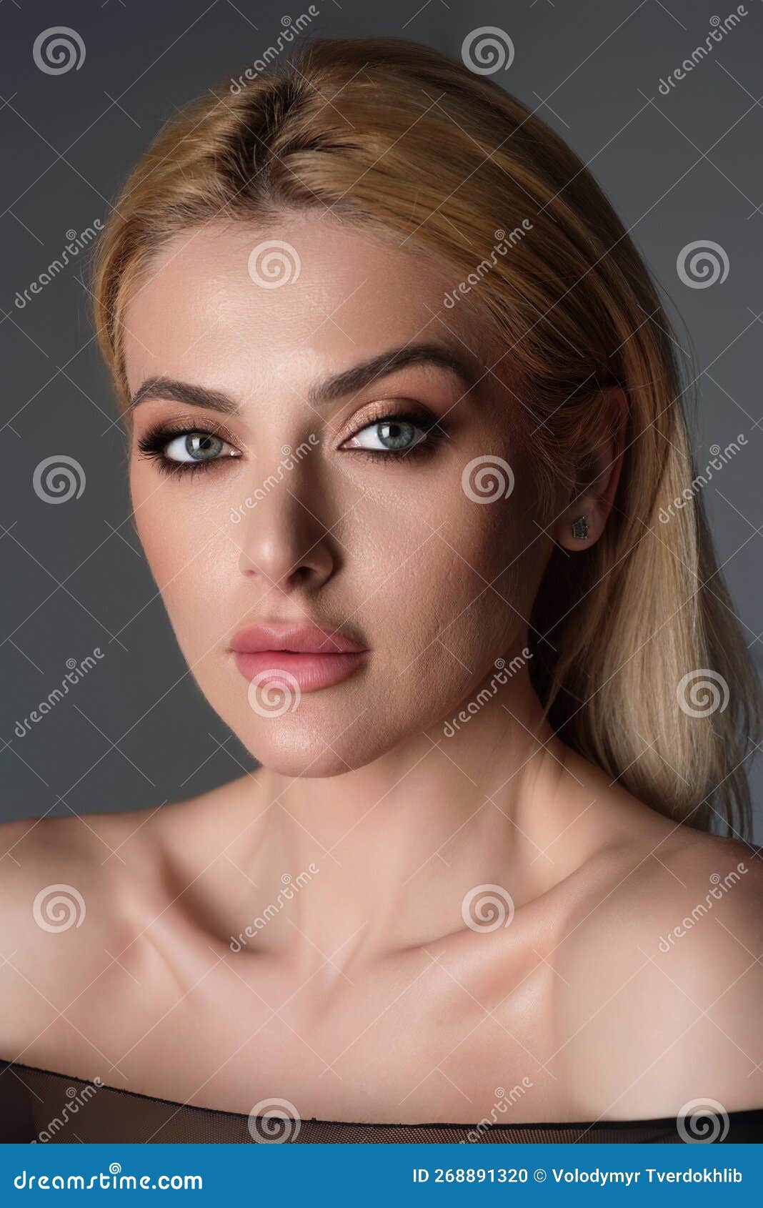 Retrato de glamour sensual do modelo de mulher bonita sem maquiagem e pele  limpa e saudável em preto