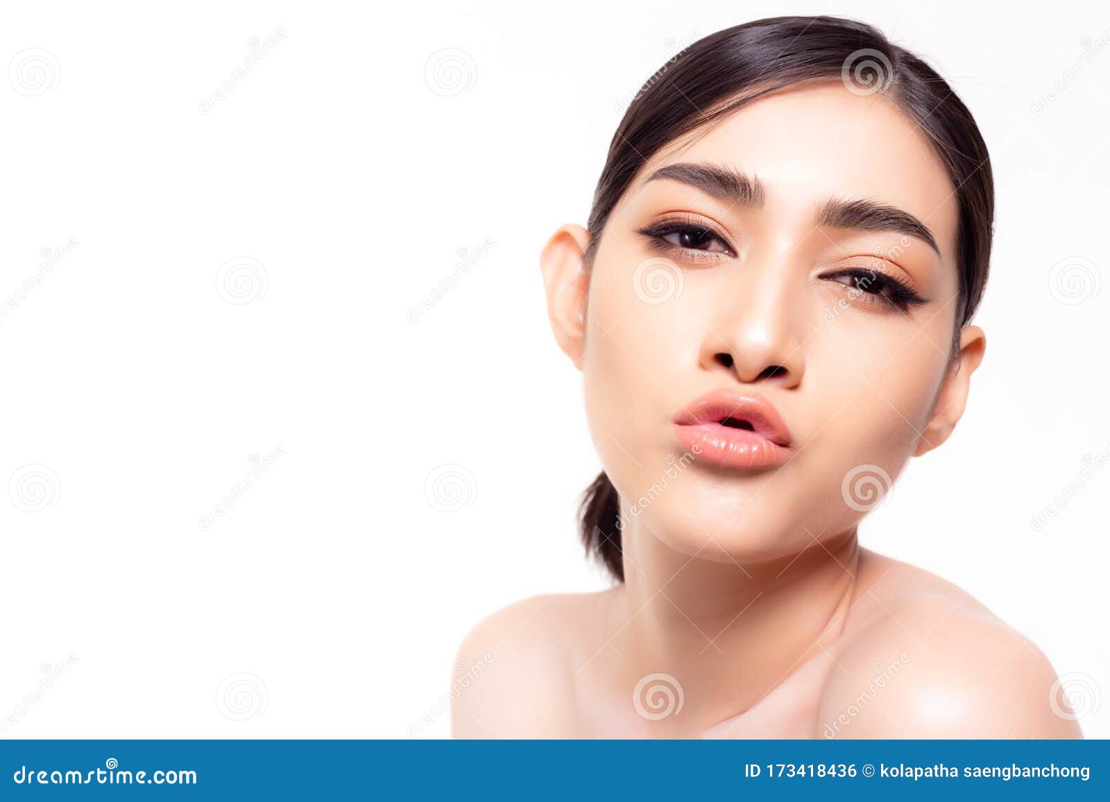 Meninas fazendo foto. garotas lindas e fofas com pele impecável fazendo  selfie de perto e mostrando seus rostos