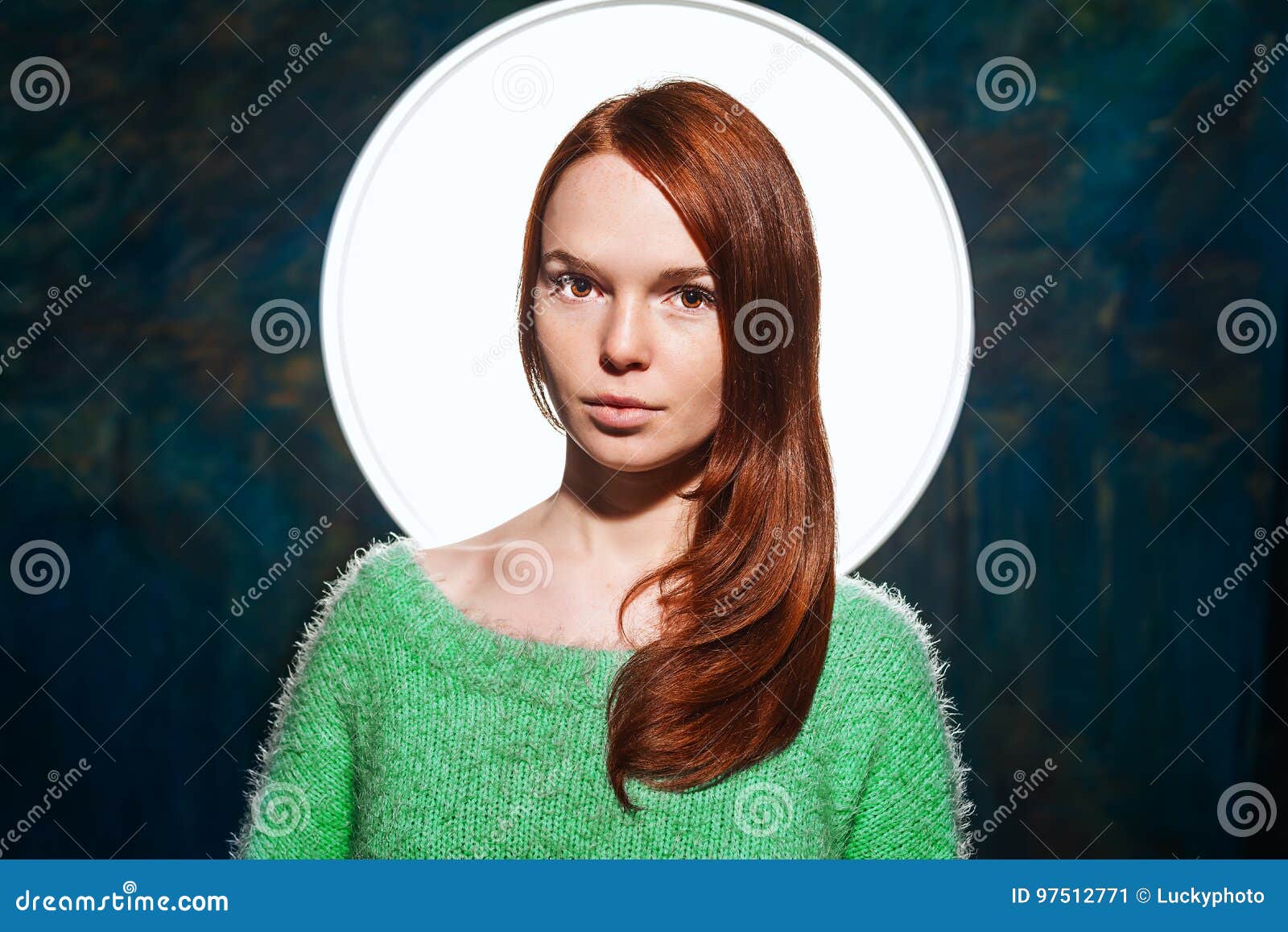 Pelirrojo bonito joven adolescente en jersey del greem sobre fondo azul marino mujer modelo de la belleza con el pelo rojo lujoso hairstyle Maquillaje del día de fiesta