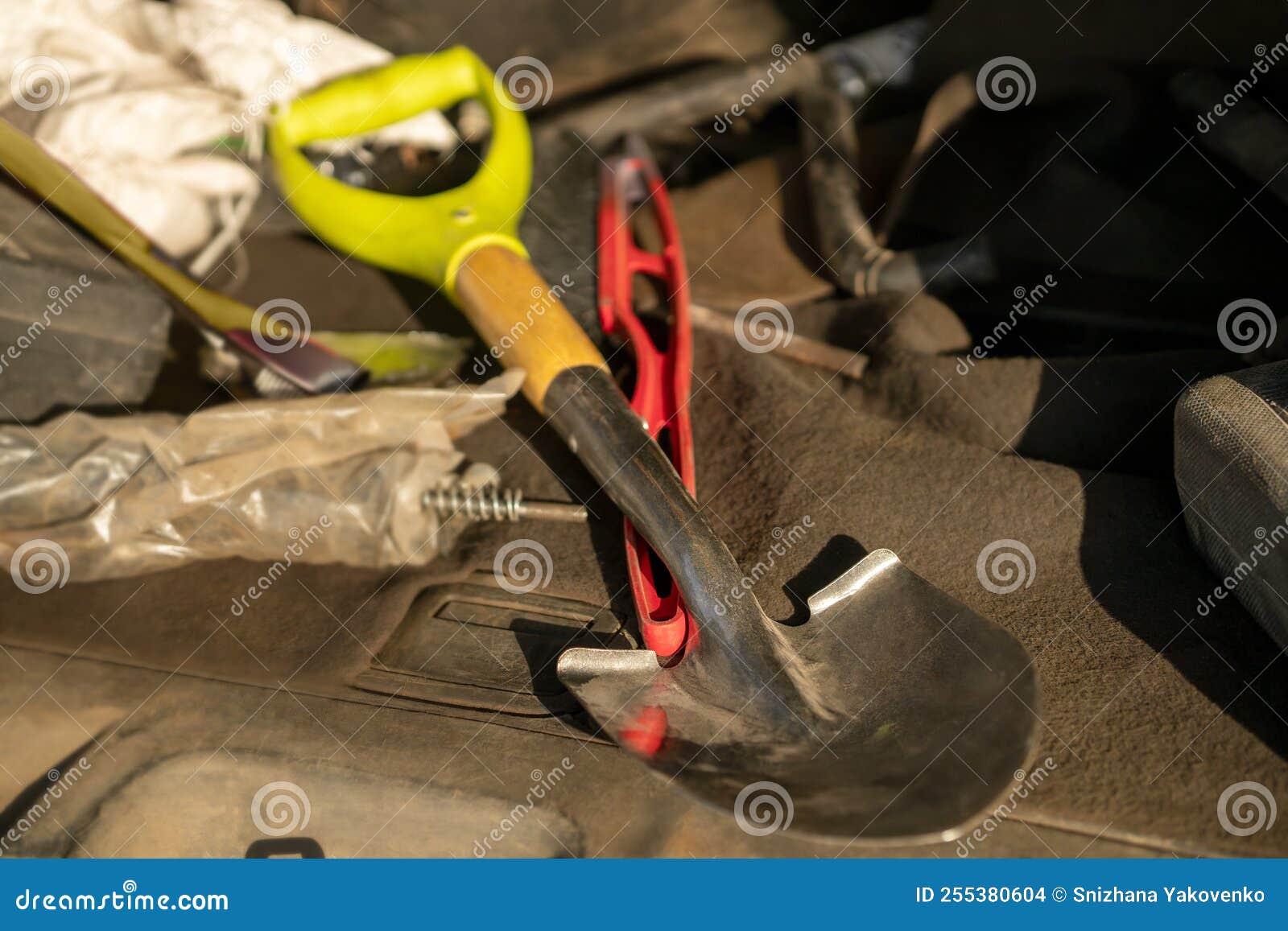 Pelle De Jardin Dans Le Coffre Du Souv. Outils Dans Le Coffre