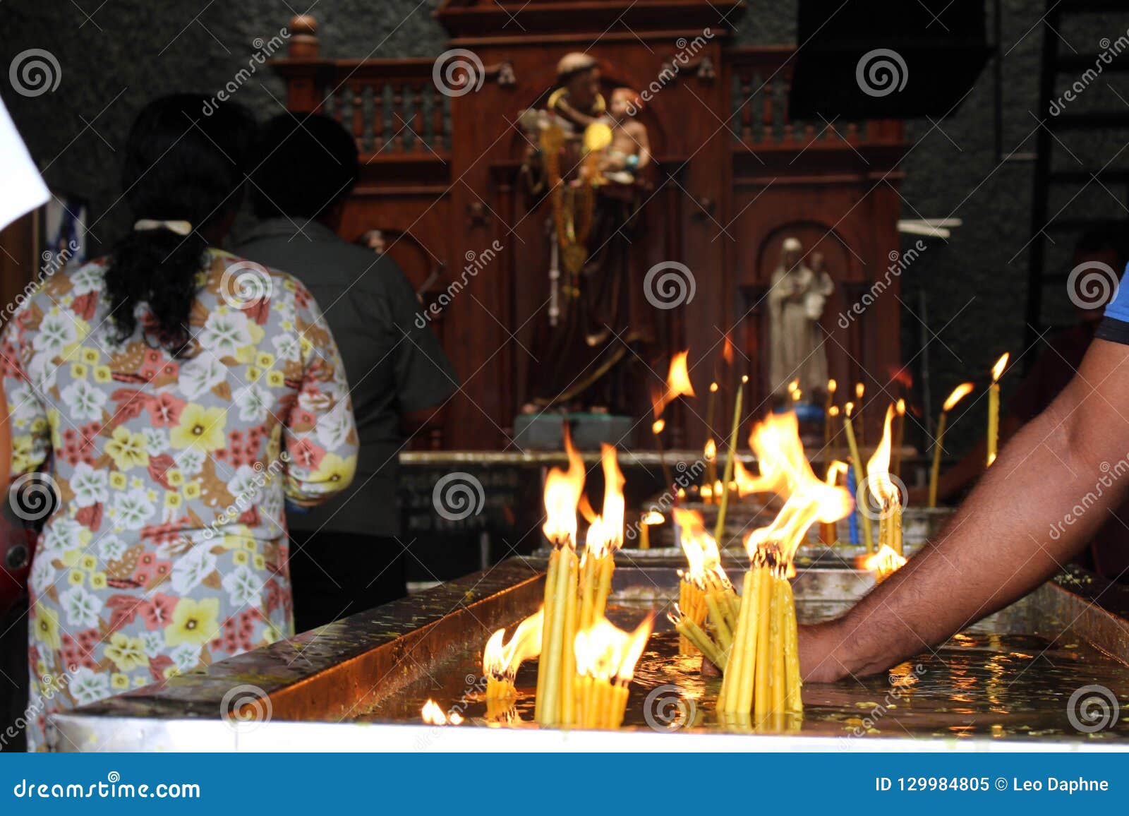 Pellegrini del san Anthony Shrine a Colombo Lo Sri Lanka contenuto, agosto 2018