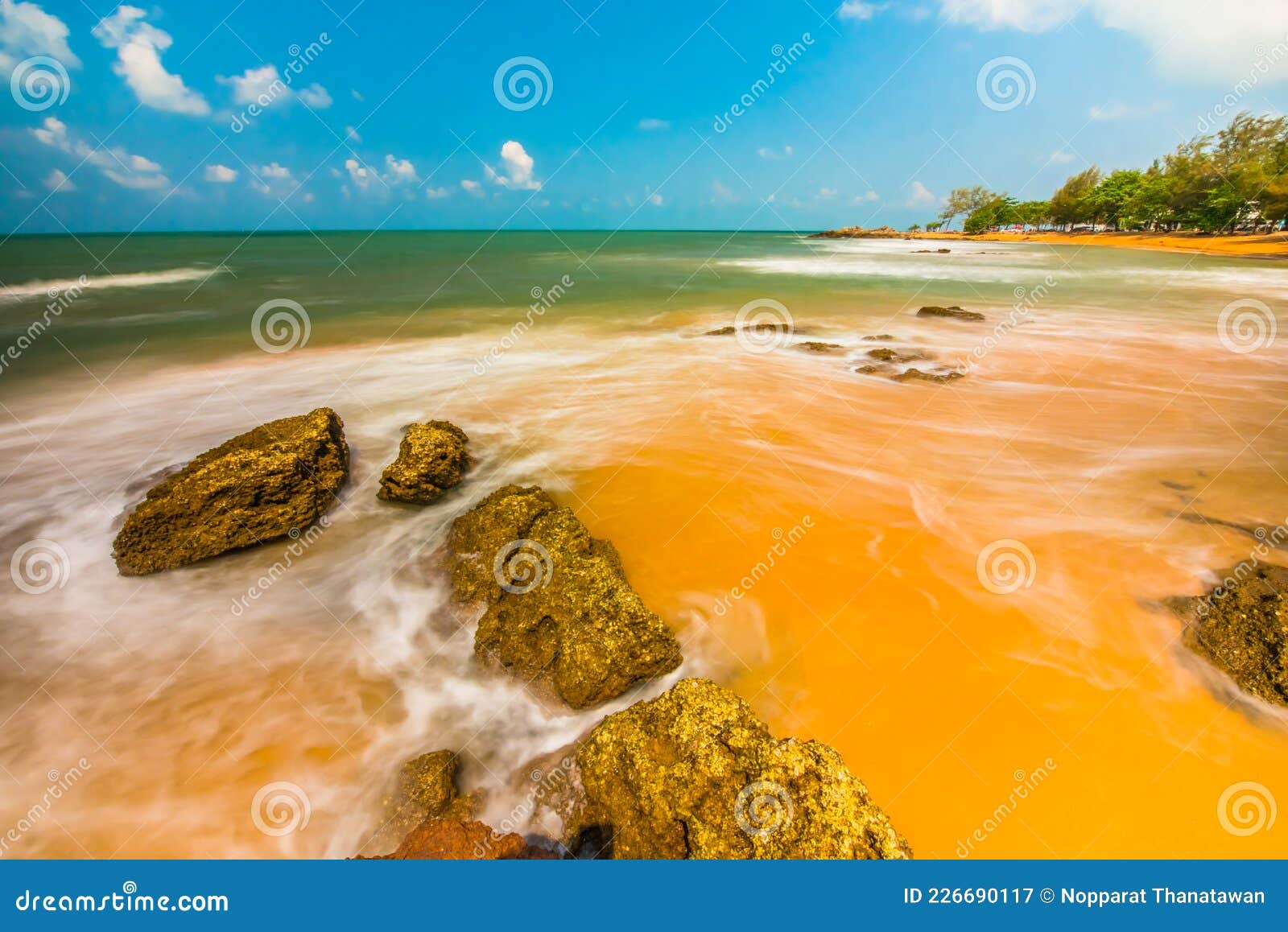 Pelo mar em dias quentes18 imagem de stock. Imagem de verde - 226690117 Pelo mar em dias quentes18 imagem de stock. Imagem de verde - 226690117