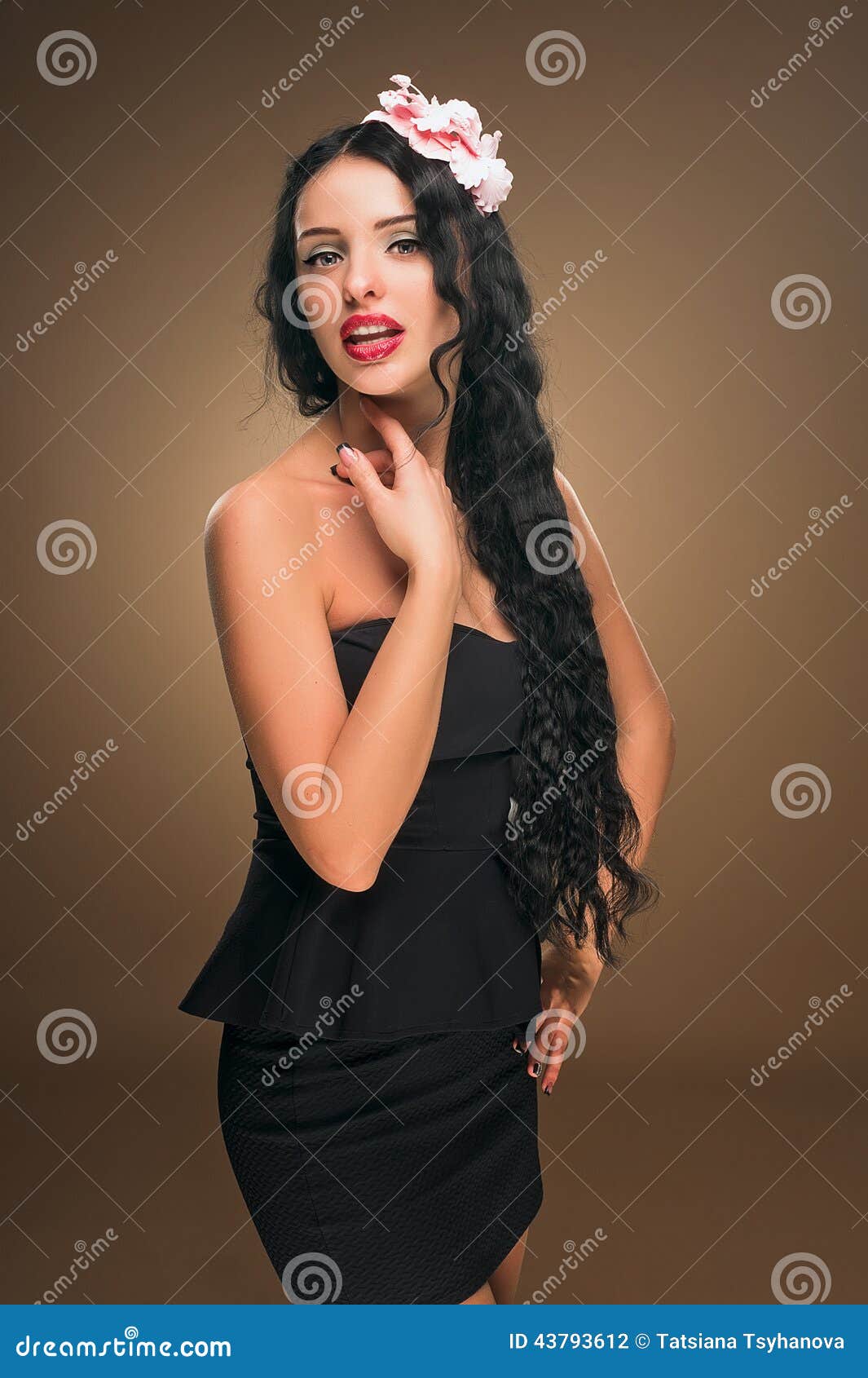 Pelo negro largo Retrato de la mujer de la manera. La belleza Girl modelo con el pelo lujoso, compone y los accesorios hairstyle Maquillaje del día de fiesta Ojos ahumados y lápiz labial rojo Vestidos de cóctel