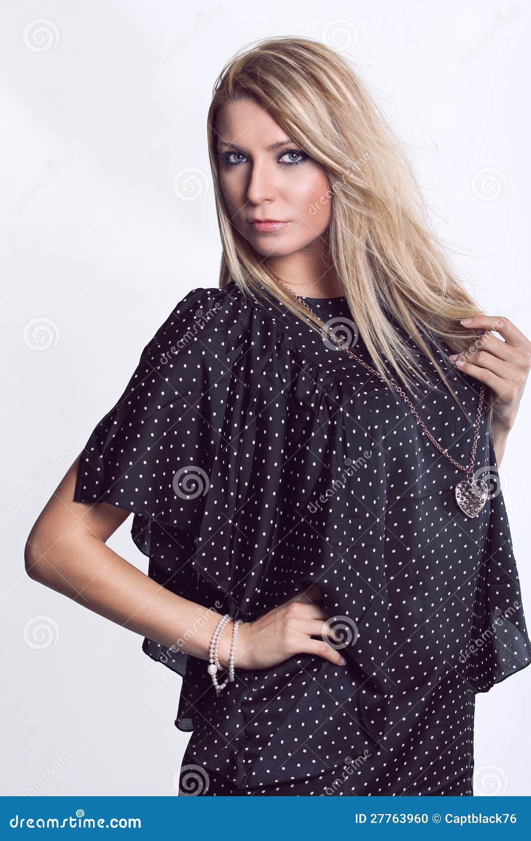 Pelo rubio y ojos azules foto de archivo. Imagen de hembra 27763960