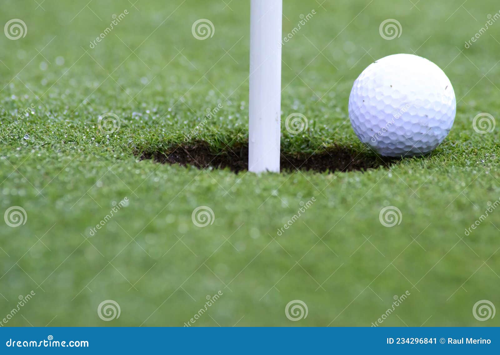 pelota de golf apunto de caer al hoyo