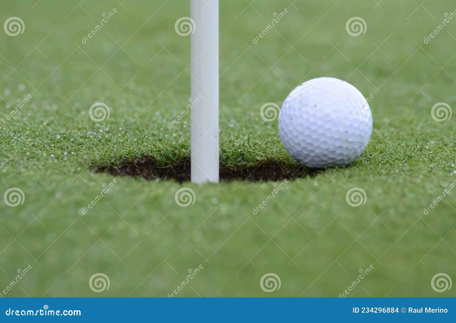 pelota de golf apunto de caer al hoyo