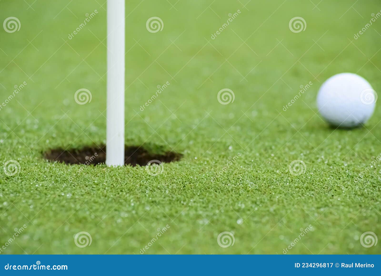 pelota de golf apunto de entrar en el hoyo