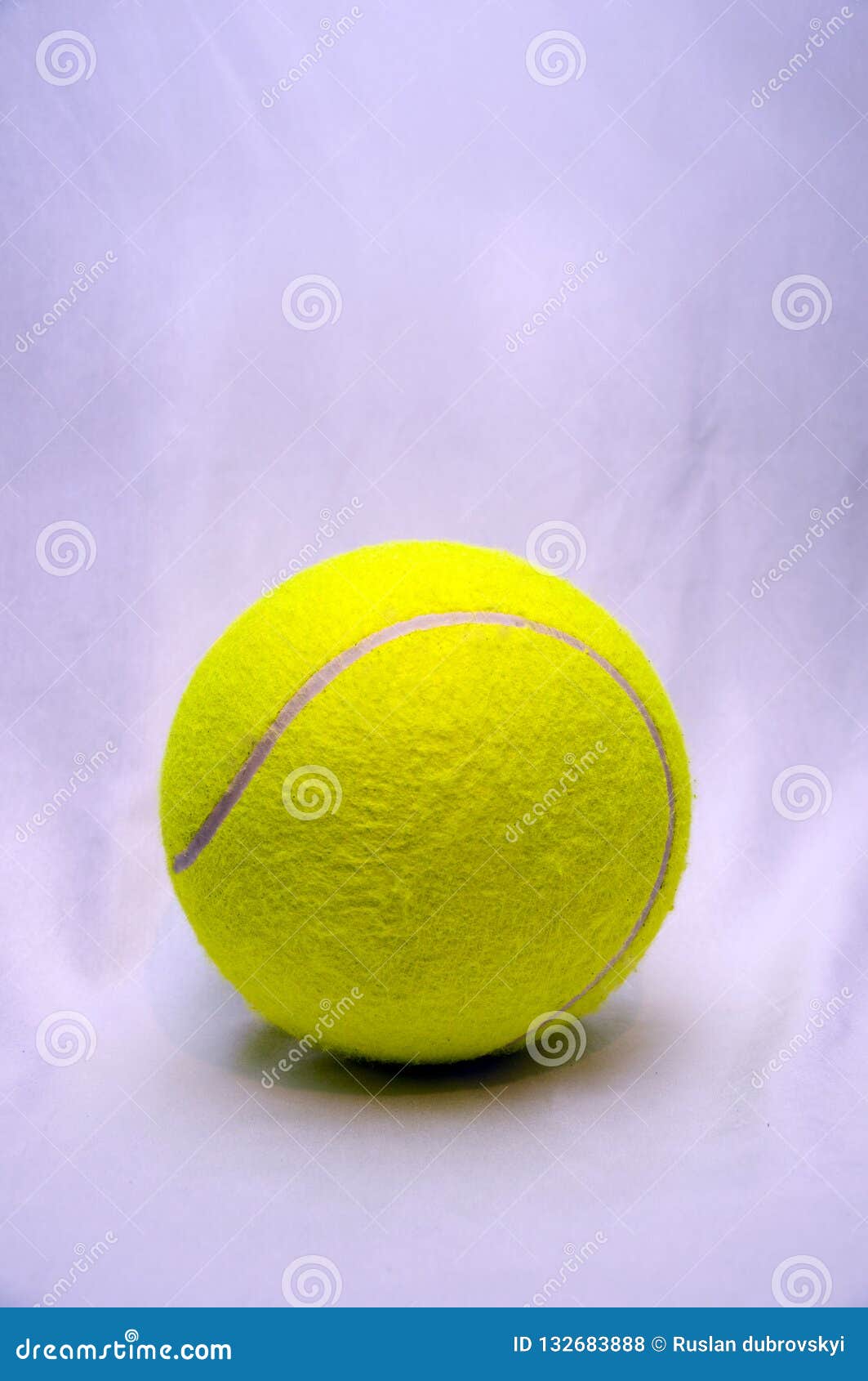 Pelota tenis grande foto de archivo. de - 132683888