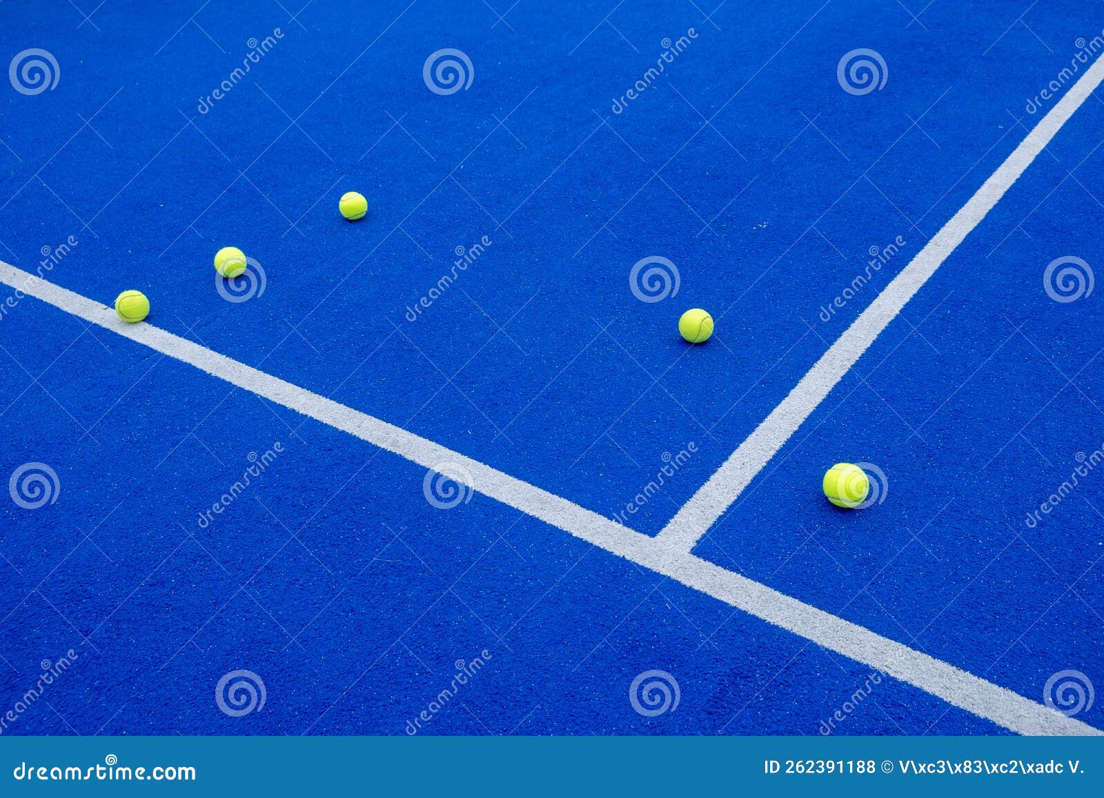 enfoque selectivo, pádel pelotas de tenis en una pista de pádel azul cerca  de la red, concepto de deportes de racket Fotografía de stock - Alamy