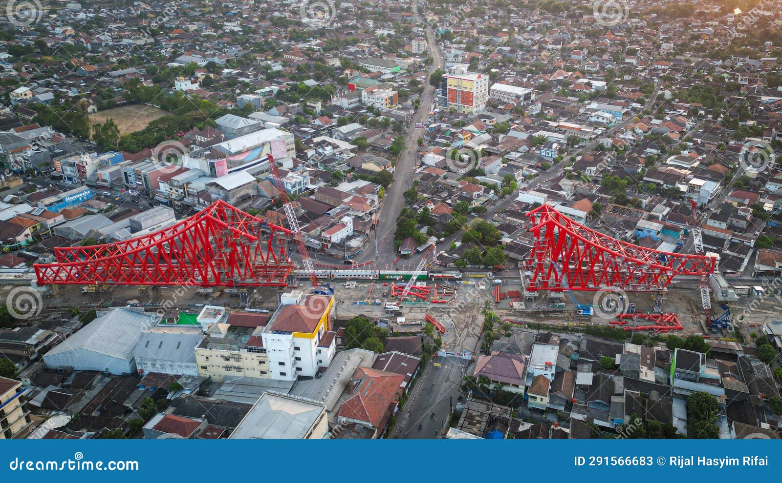 Pembangunan Jembatan Kereta Api Merah Simpang Joglo, Solo, Jawa Tengah
