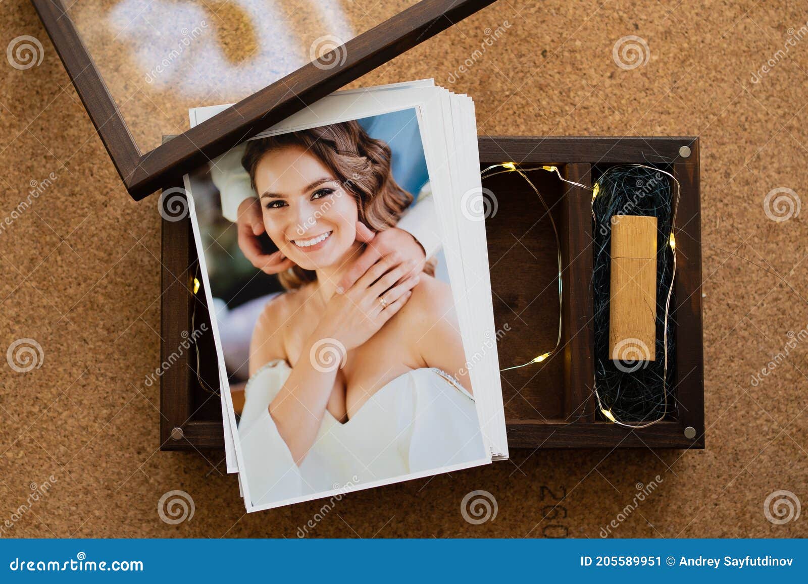 Pen Drive E Uma Cópia Impressa Das Fotos Do Casamento Em Uma Caixa