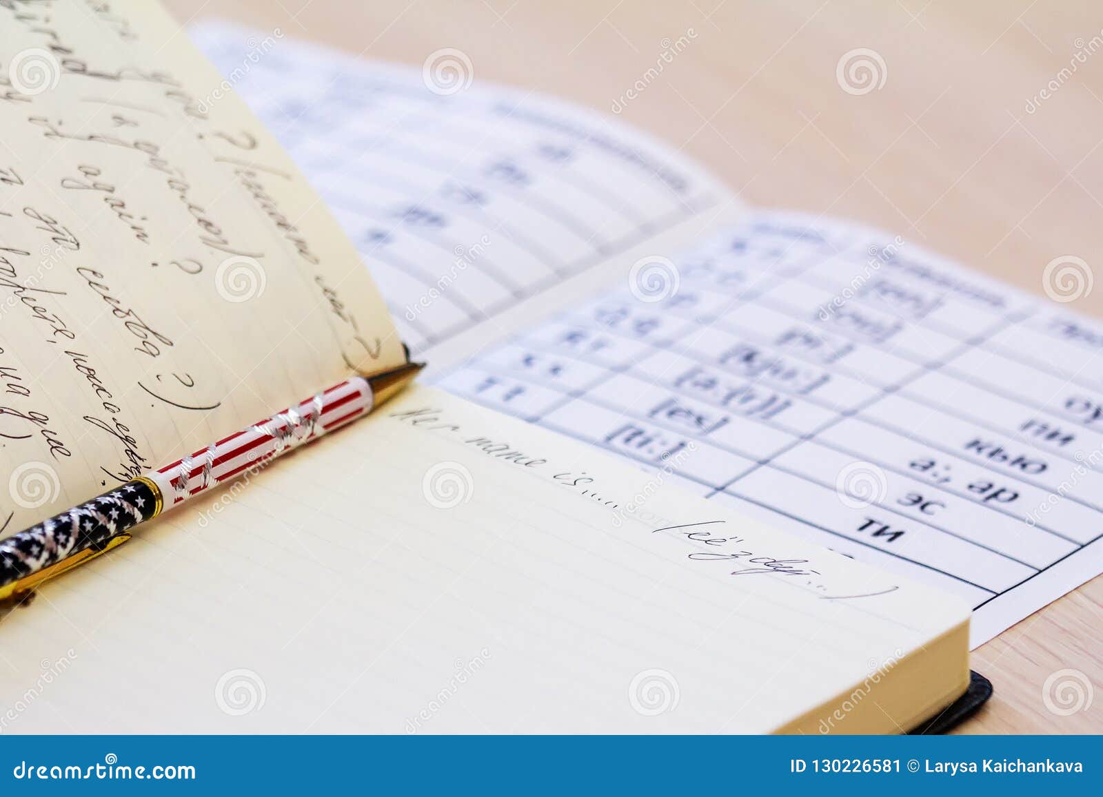 Vaardig Heerlijk Pebish Pen En Laptop in Het Engels in De Schoolbank Stock Afbeelding - Image of  bejaarden, leer: 130226581
