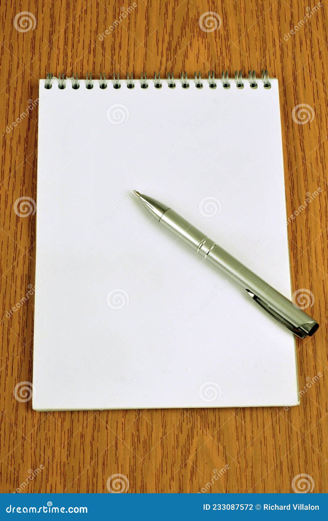 pen lying on a notepad | stylo posÃÂ© sur un bloc-notes