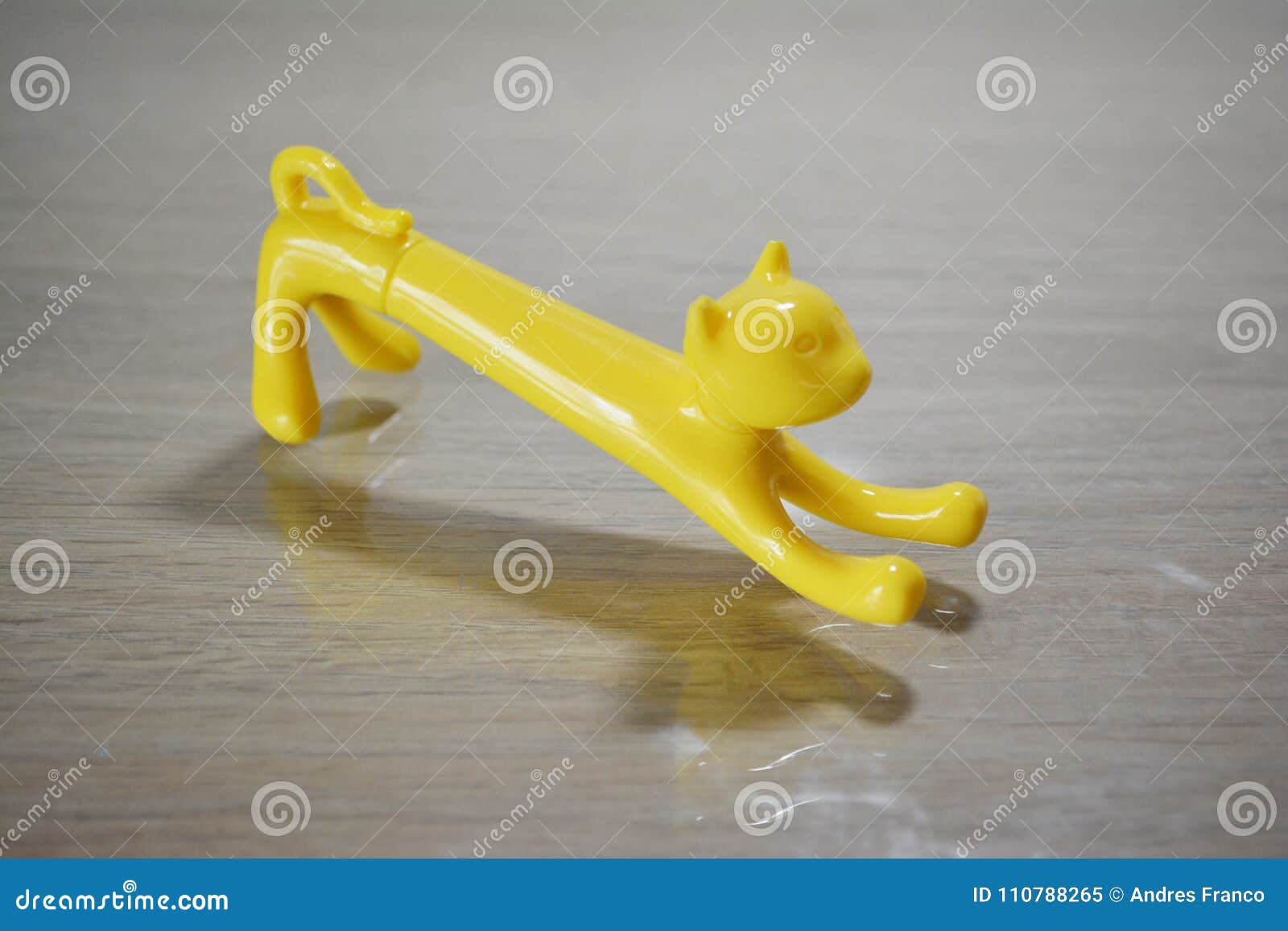 a pencil d yellow toy cat in a side angle