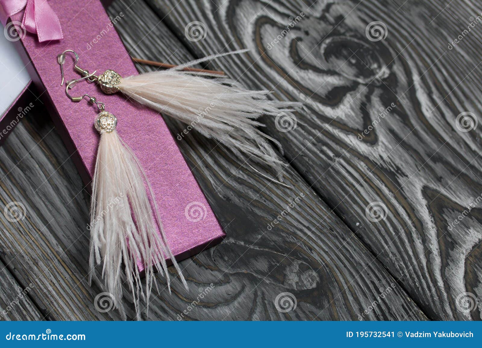 Broche de plumas en negro y blanco