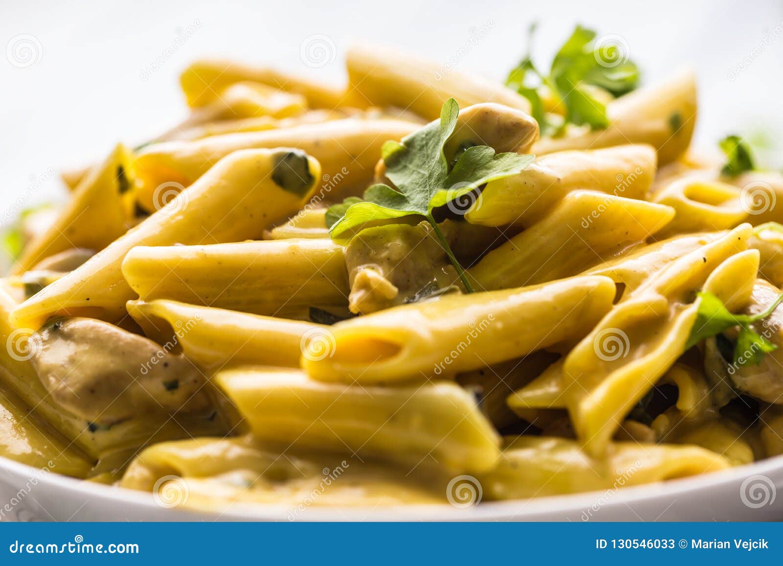 Pene Della Pasta Con La Salsa Di Parmigiano Dei Funghi Dei Pezzi Del Pollo  a Immagine Stock - Immagine di pollo, alimento: 130546033