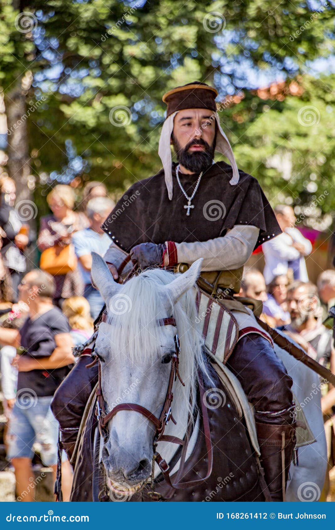 Penedono , Portogallo - 1 Luglio 2017 - L'uomo Cavalca Il Cavallo Vestito  Da Prete in Una Fiera Medievale Fotografia Editoriale - Immagine di giusto,  turismo: 168261412