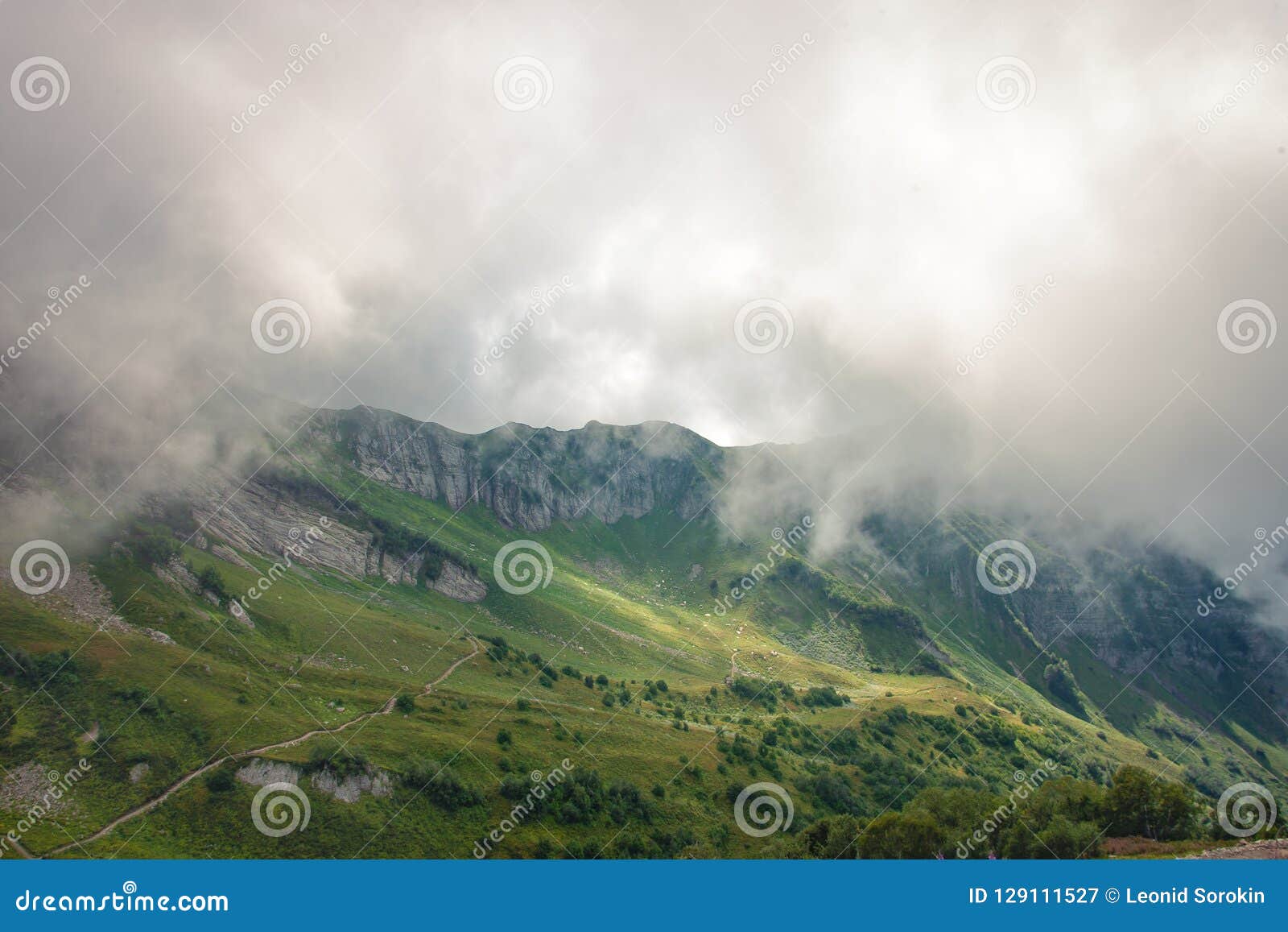 Penhasco de Rocky Mountains e névoa das nuvens Paisagem da natureza. Penhasco de Rocky Mountains e névoa das nuvens Ajardine a natureza selvagem do cenário sereno da opinião aérea do curso