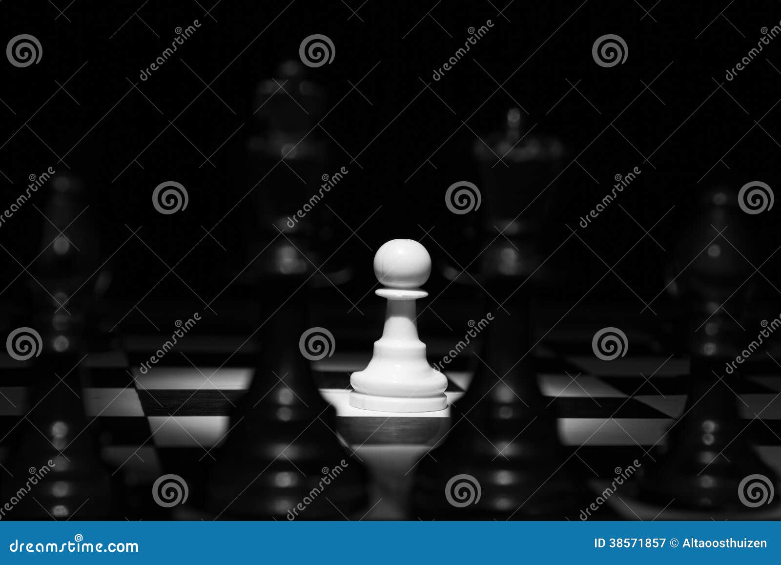 Jogo De Xadrez. Peças Brancas E Pretas No Tabuleiro De Xadrez. Foto de  Stock - Imagem de luta, inteligência: 221923744
