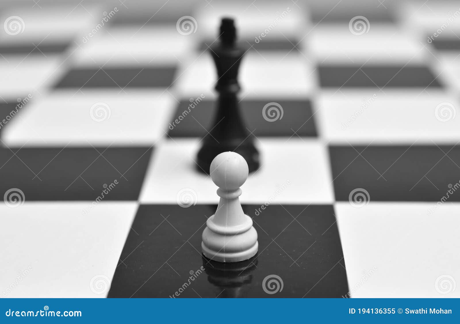 Um peão preto e um peão branco no tabuleiro de xadrez