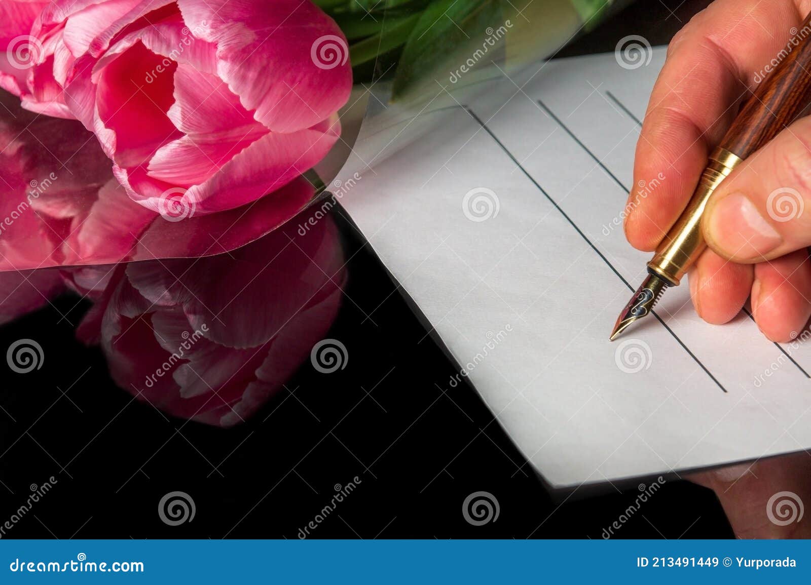 Penna Elegante in Mano a Un Uomo Su Un Foglio Bianco Di Carta E Fiori in  Imballaggi Trasparenti Sullo Sfondo. Idea Immagine Stock - Immagine di  nero, compleanno: 213491449