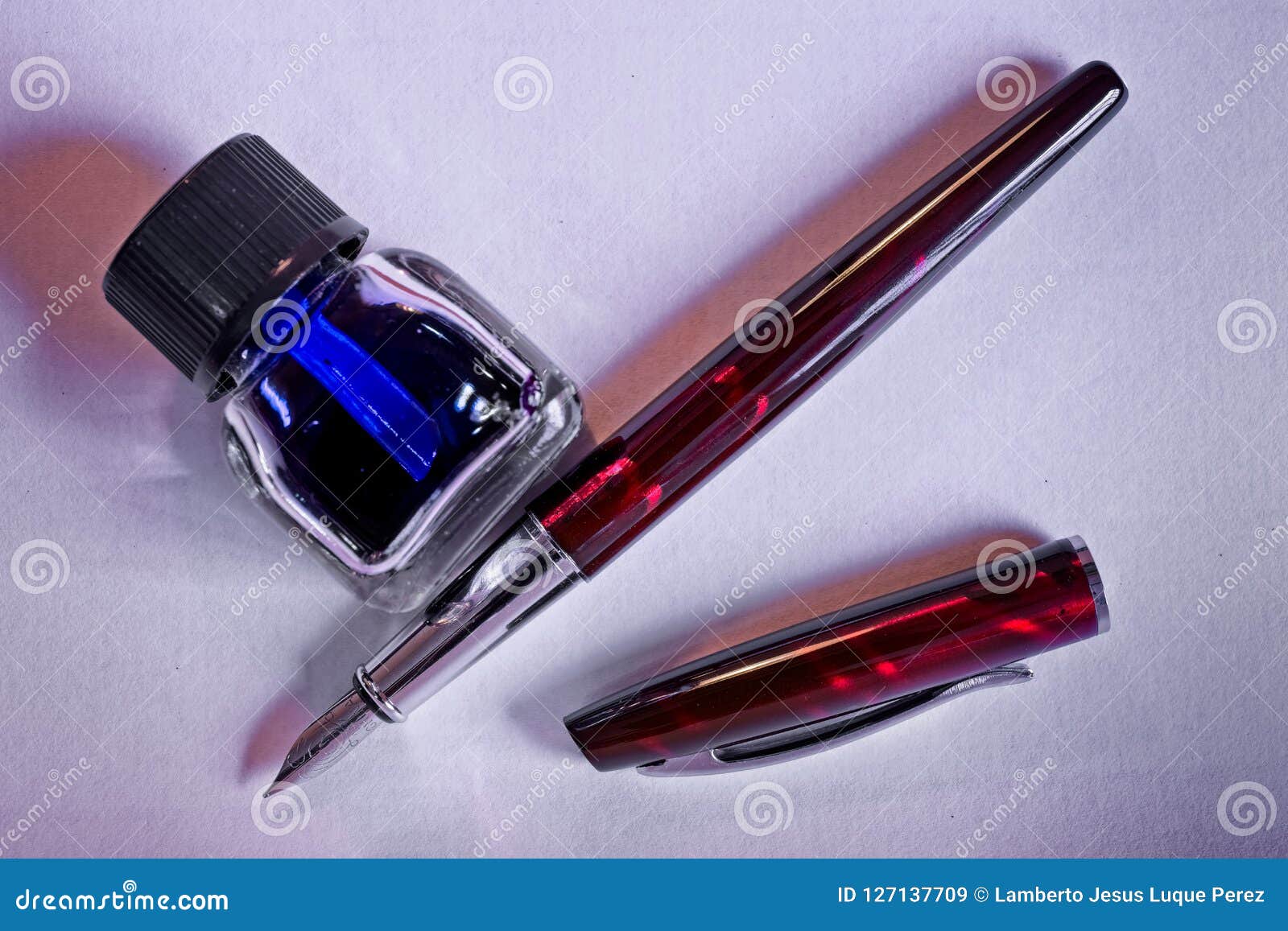 Penna Stilografica, Inchiostro Blu E Calamaio Sullo Strato Di