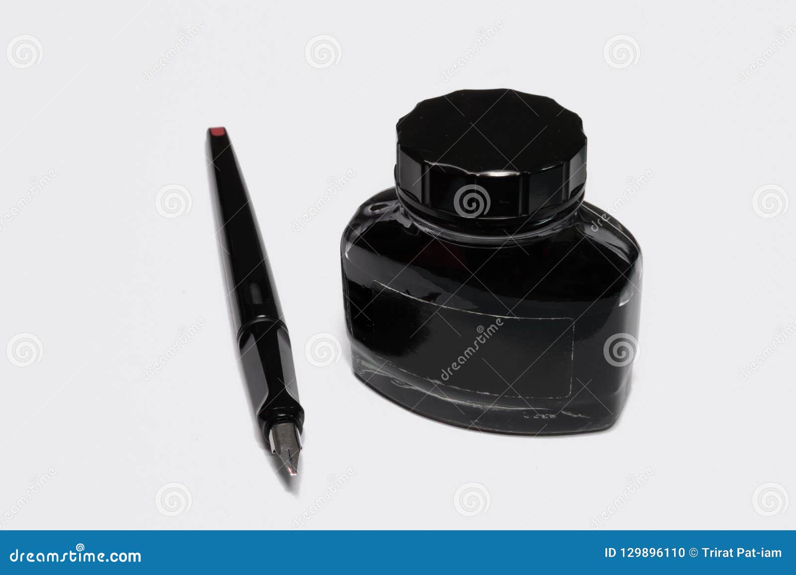 Penna Stilografica Moderna Con La Ricarica Nera Dell'inchiostro