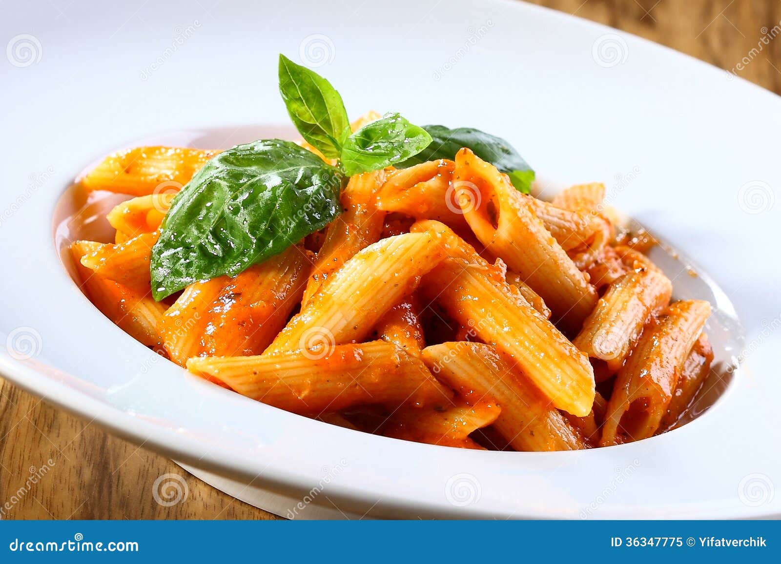 penne pasta in tomato sauce