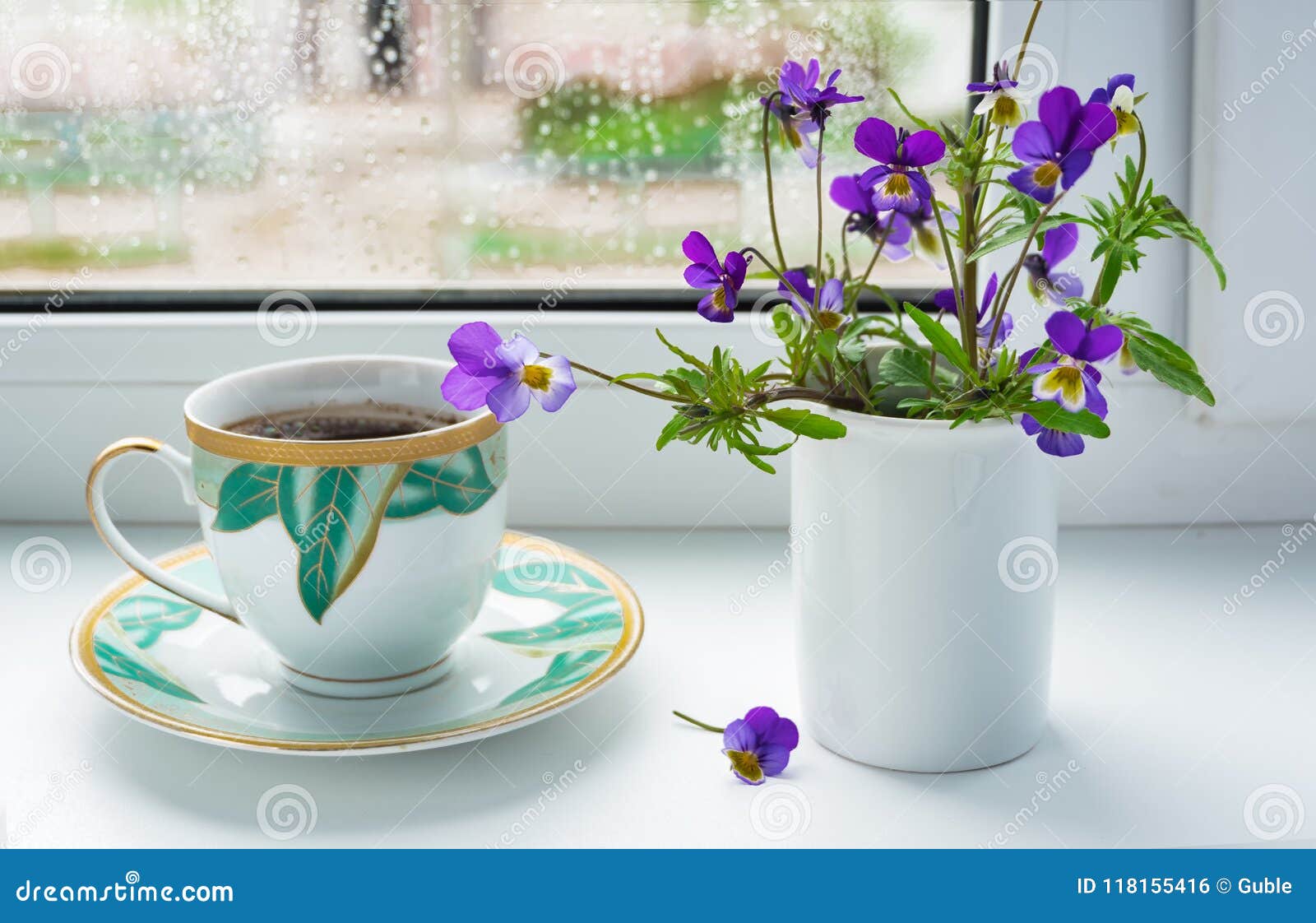 Pensées De Fleurs Sauvages Et Une Tasse De Café Sur Le Rebord De Fenêtre  Par Temps Pluvieux Photo stock - Image du objet, floral: 118155416