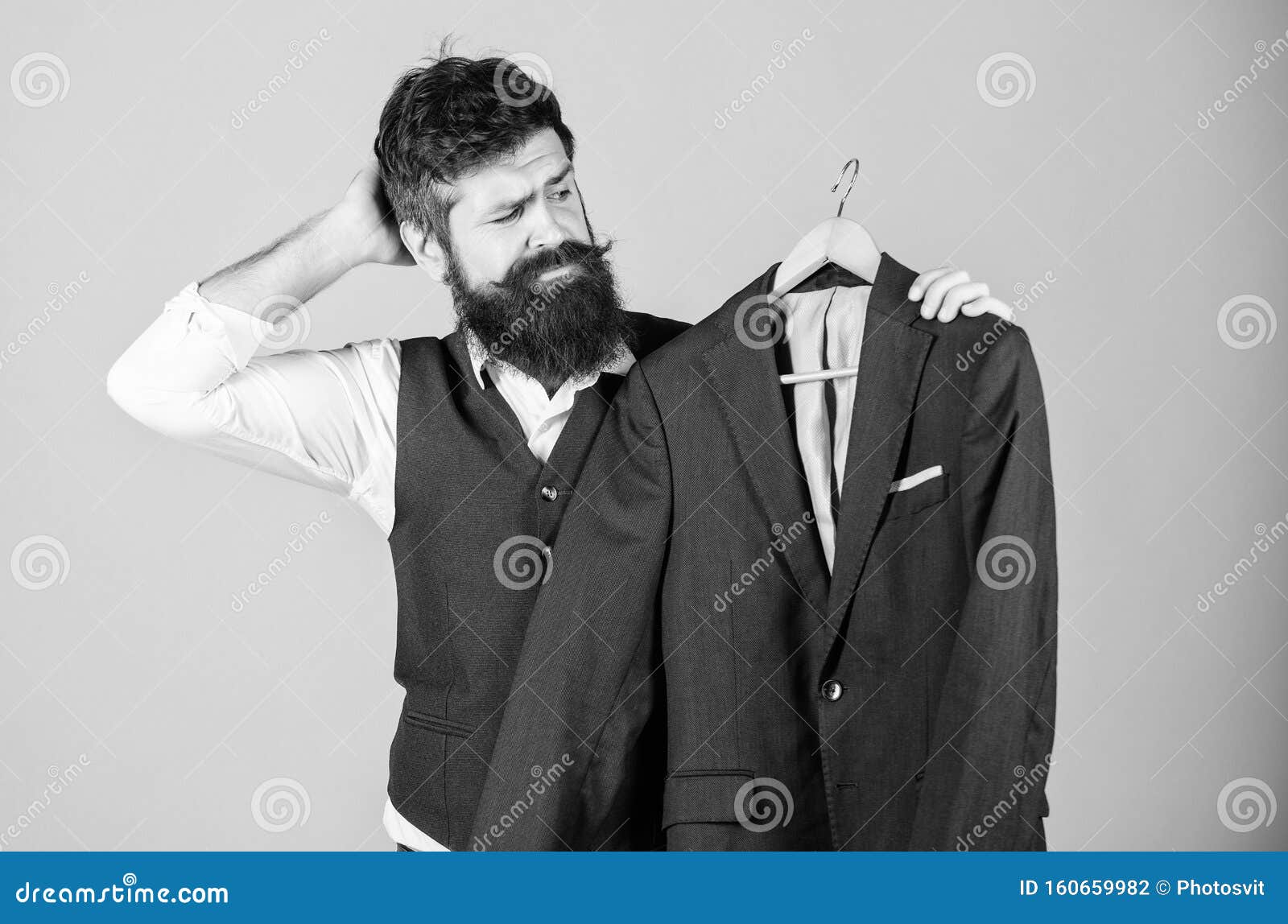 Pensando En QuÃ© Vestir Para Un Evento Formal. Hipster Eligiendo Traje  Formal En Un Armario. Hombre Con Barba En Ropa Formal Foto de archivo -  Imagen de comprador, chaqueta: 160659982