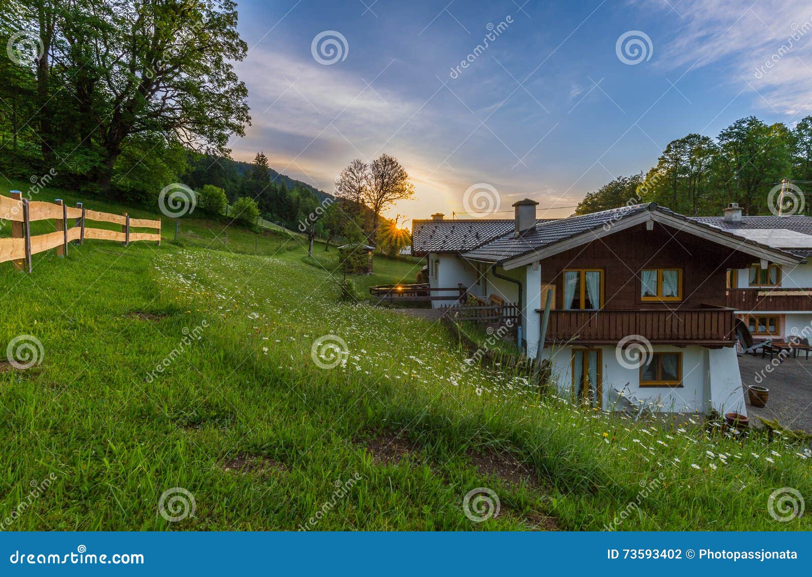 Pensione ad alba - alpi bavaresi. Alba nella montagna-pensione nelle alpi di Berchtesgaden, Baviera, Germania