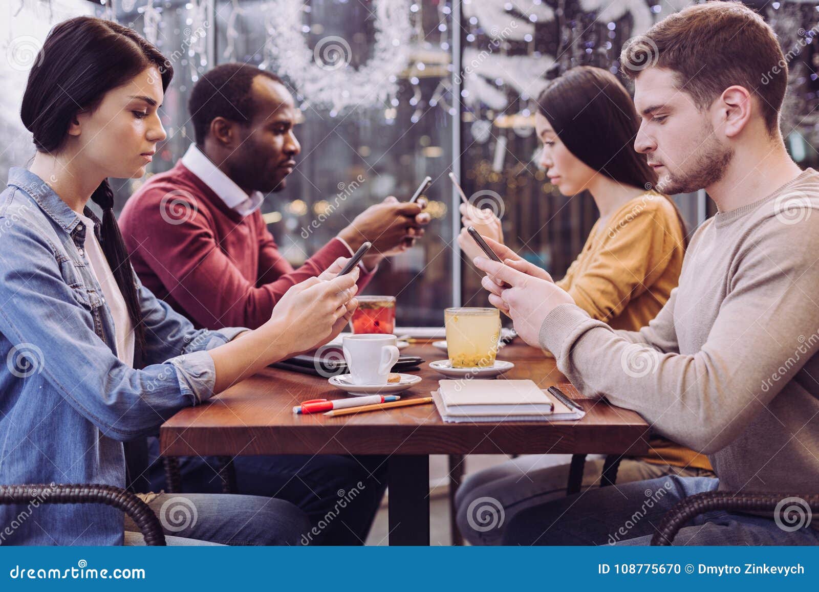 Flat 4 friends. Four friends кафе. People in Modern Lifestyle. Modern Lifestyle. People with smartphones.