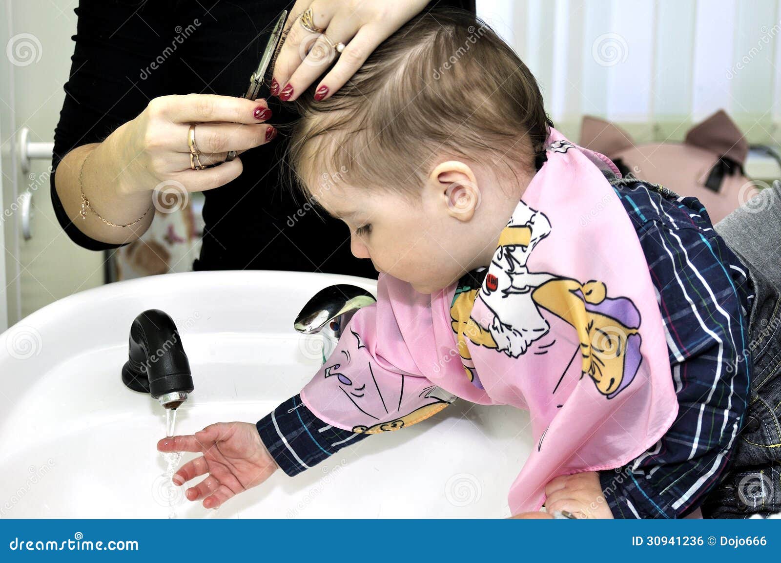 Penteado Da Criança Do Bebê De Um Ano Foto de Stock - Imagem de cara,  momento: 30941236