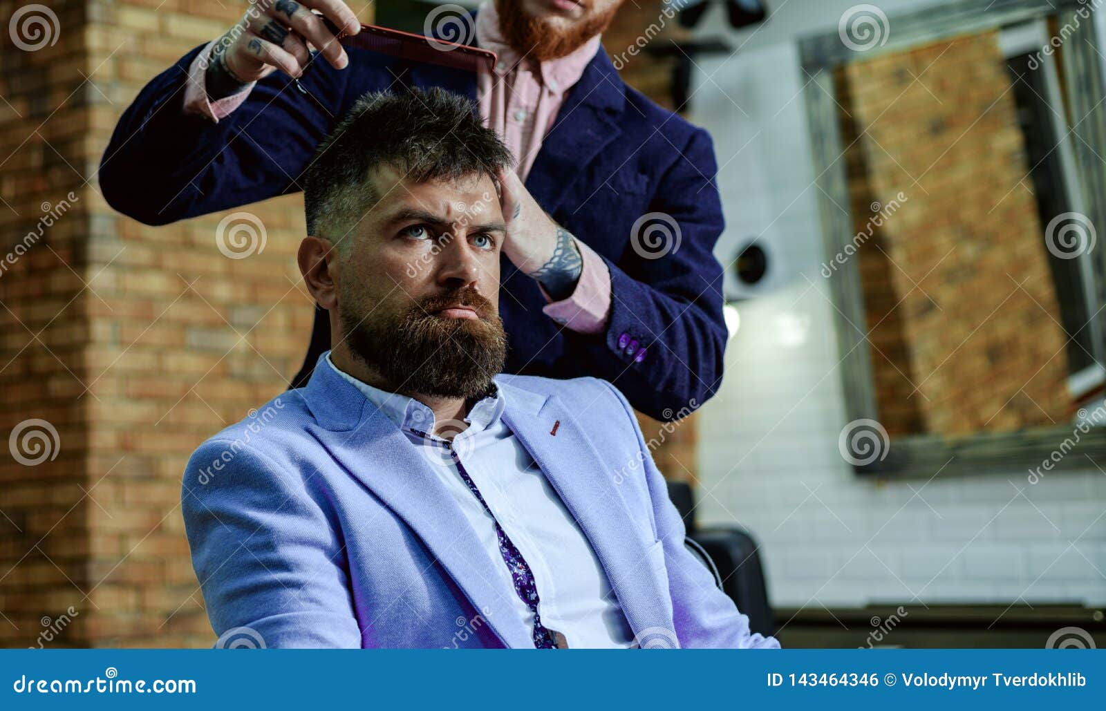 Barbeiro masculino em camisa xadrez penteando o cabelo de um