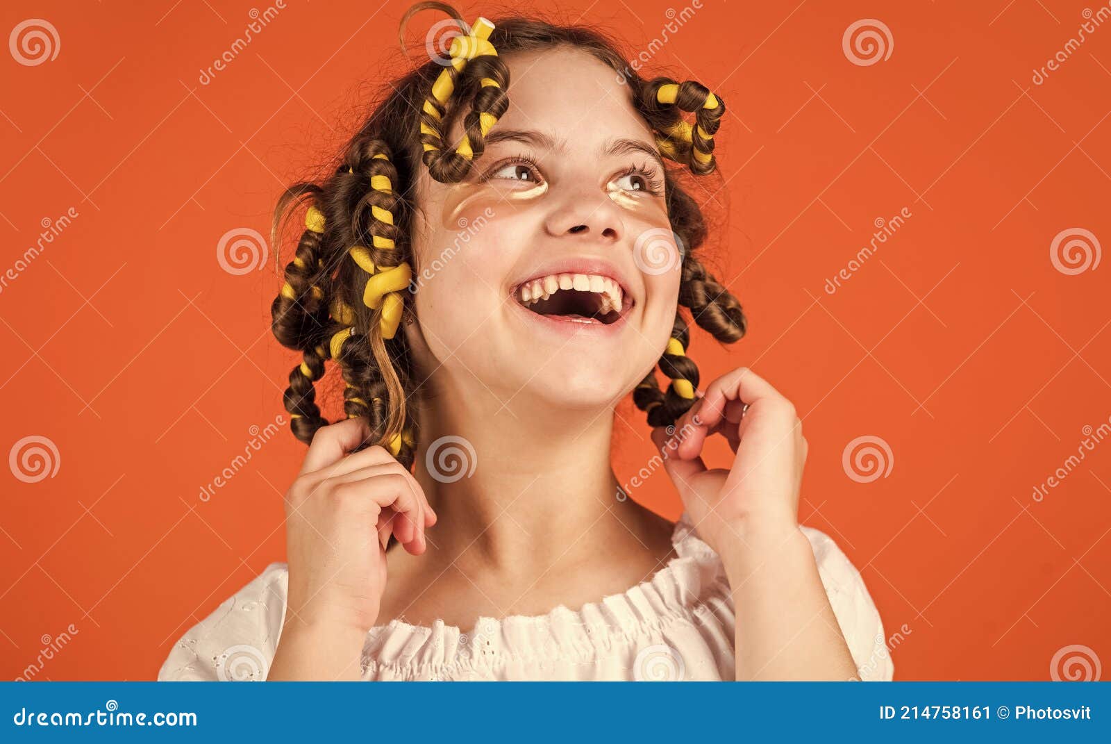 Penteado Infantil Adorável. Filha Com Ladrões Na Cabeça Rindo. Dicas De  Estilos. Hobbies Adolescentes. Cabeleira De Menina Pequena Imagem de Stock  - Imagem de beleza, retrato: 214758161