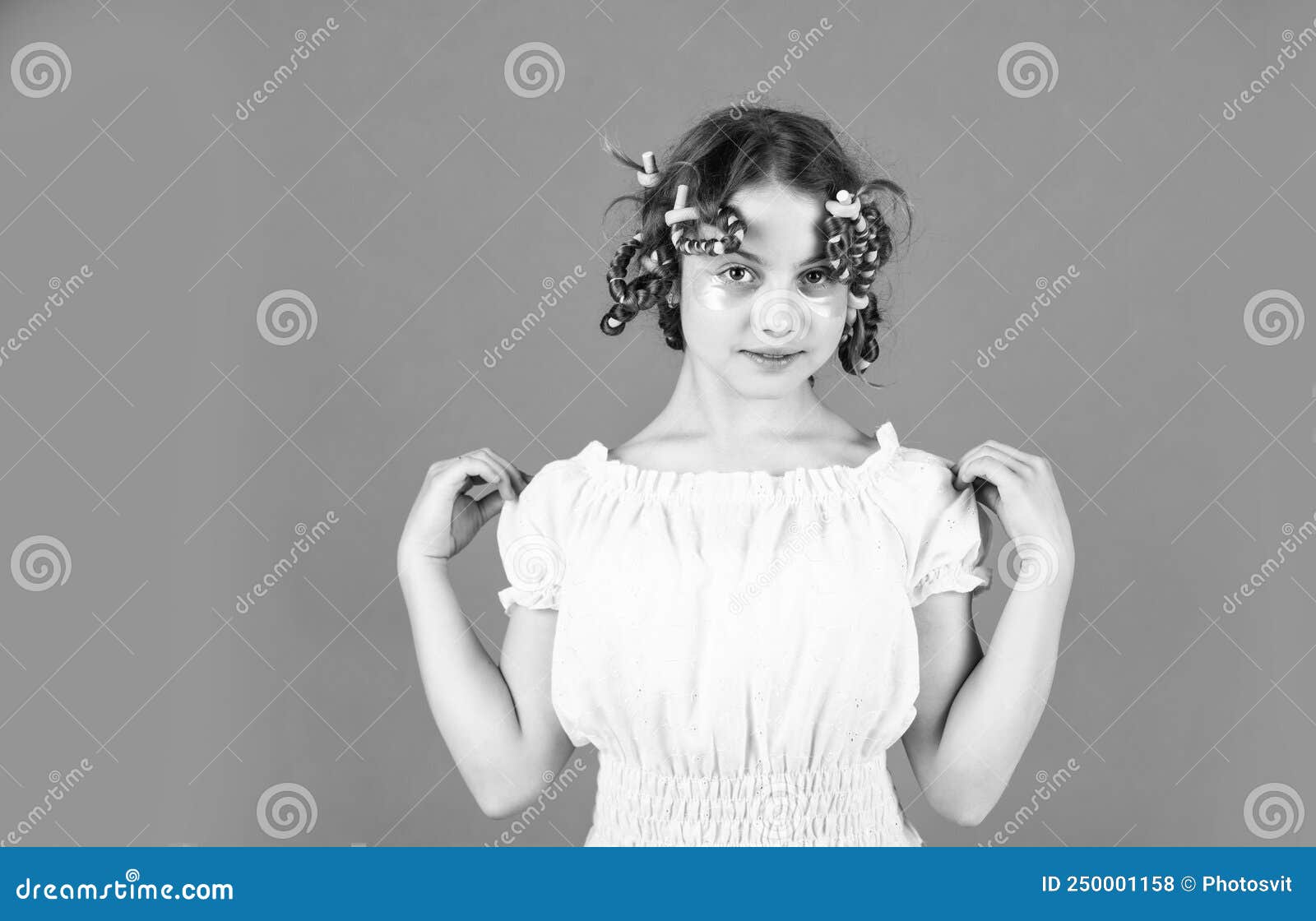 Penteado Infantil Adorável. Filha Com Ladrões Na Cabeça Rindo. Dicas De  Estilos. Hobbies Adolescentes. Cabeleira De Menina Pequena Imagem de Stock  - Imagem de beleza, retrato: 214758161