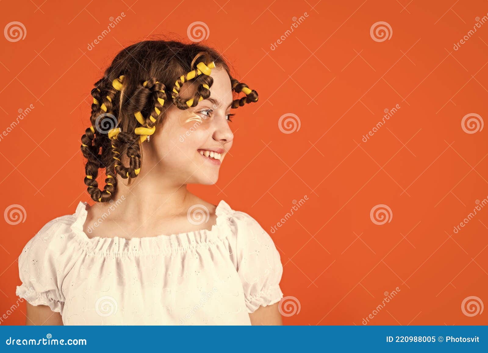 Penteado Infantil Adorável. Rotina De Beleza Feminina. Dicas De Estilos.  Hobbies Adolescentes. Penteado. Linda Garota Enrolando Ca Imagem de Stock -  Imagem de lifestyle, passatempos: 220988005