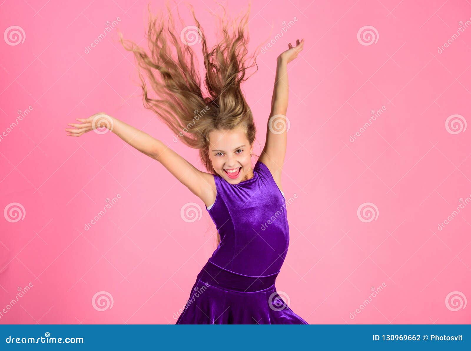 Penteados Da Dança Do Latino Do Salão De Baile Menina Da Criança Com O  Vestido Longo Do Desgaste Do Cabelo No Fundo Cor-de-rosa a Foto de Stock -  Imagem de vestido, pouco: