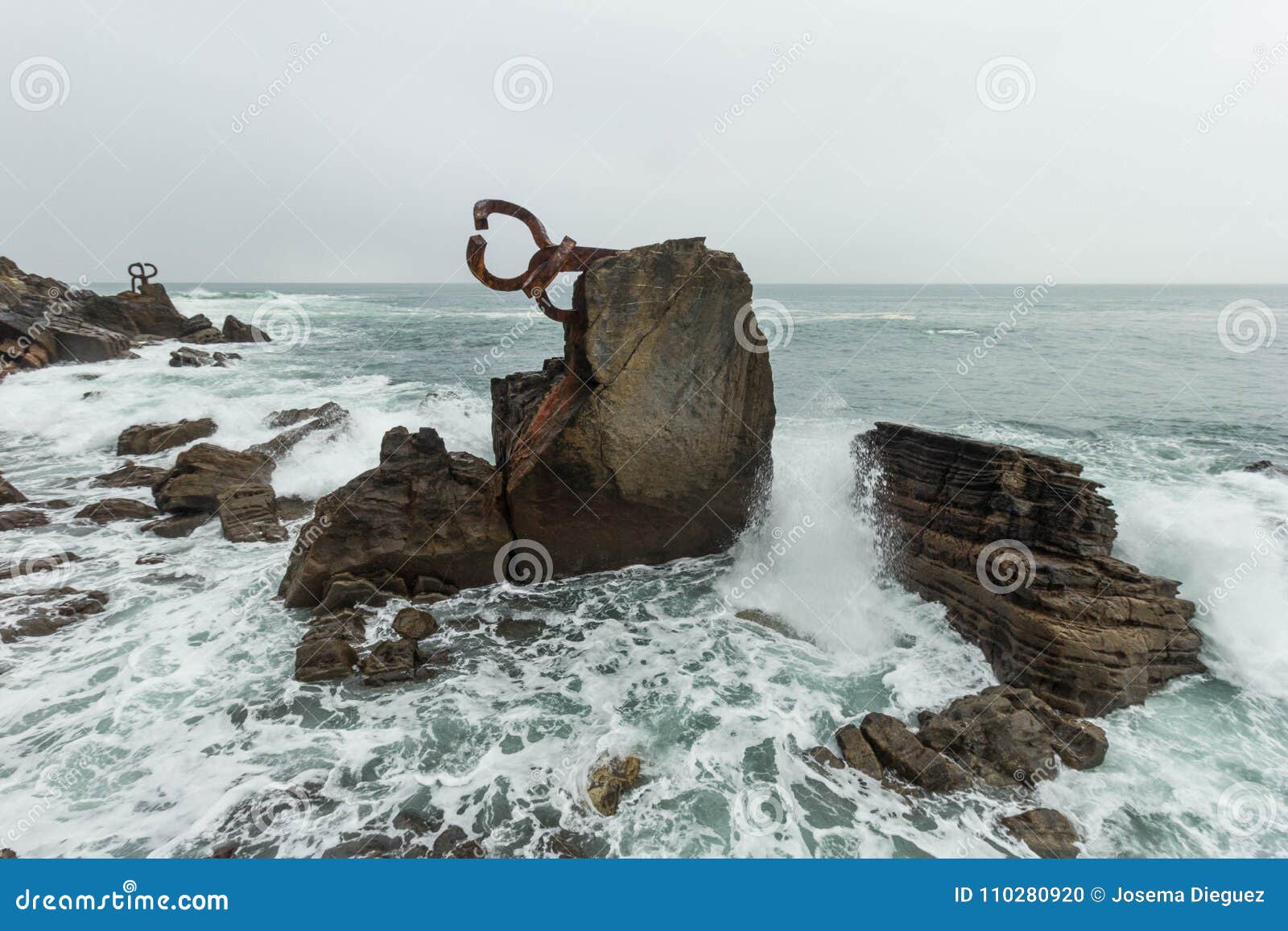 Penteando a brisa de mar. ` De Peine del Viento do ` da escultura o pente do vento em San Sebastian, Espanha