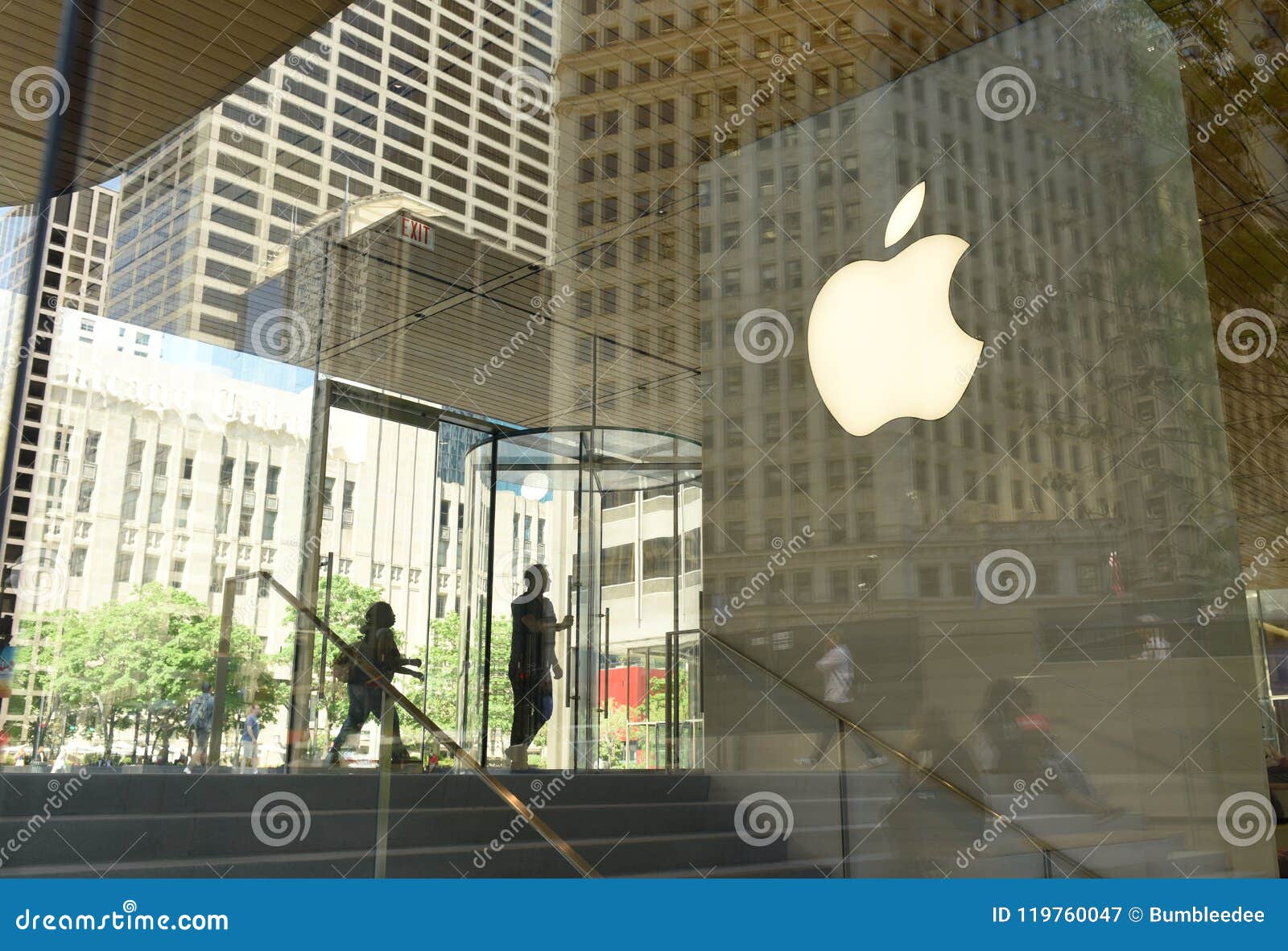 Apple store chicago hi-res stock photography and images - Alamy