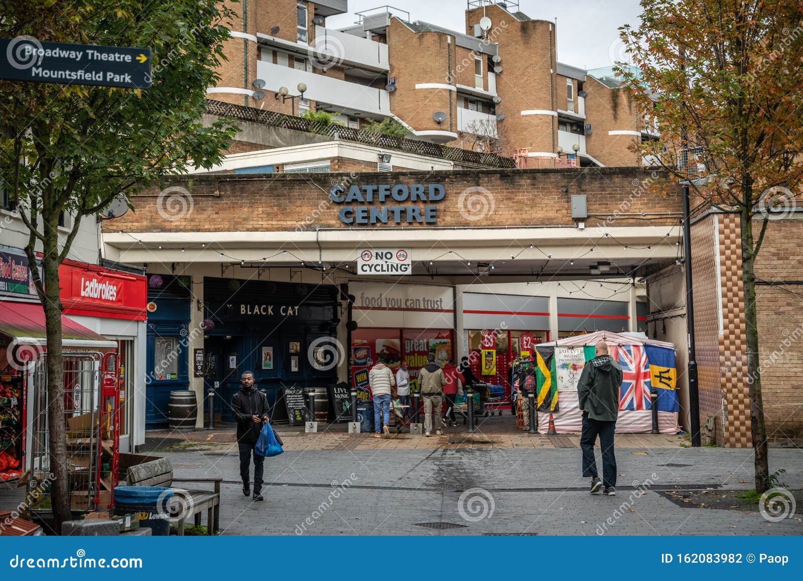 Eftermæle Børns dag anspore People in the Catford Centre in Lewisham Editorial Photography - Image of  people, cold: 162083982