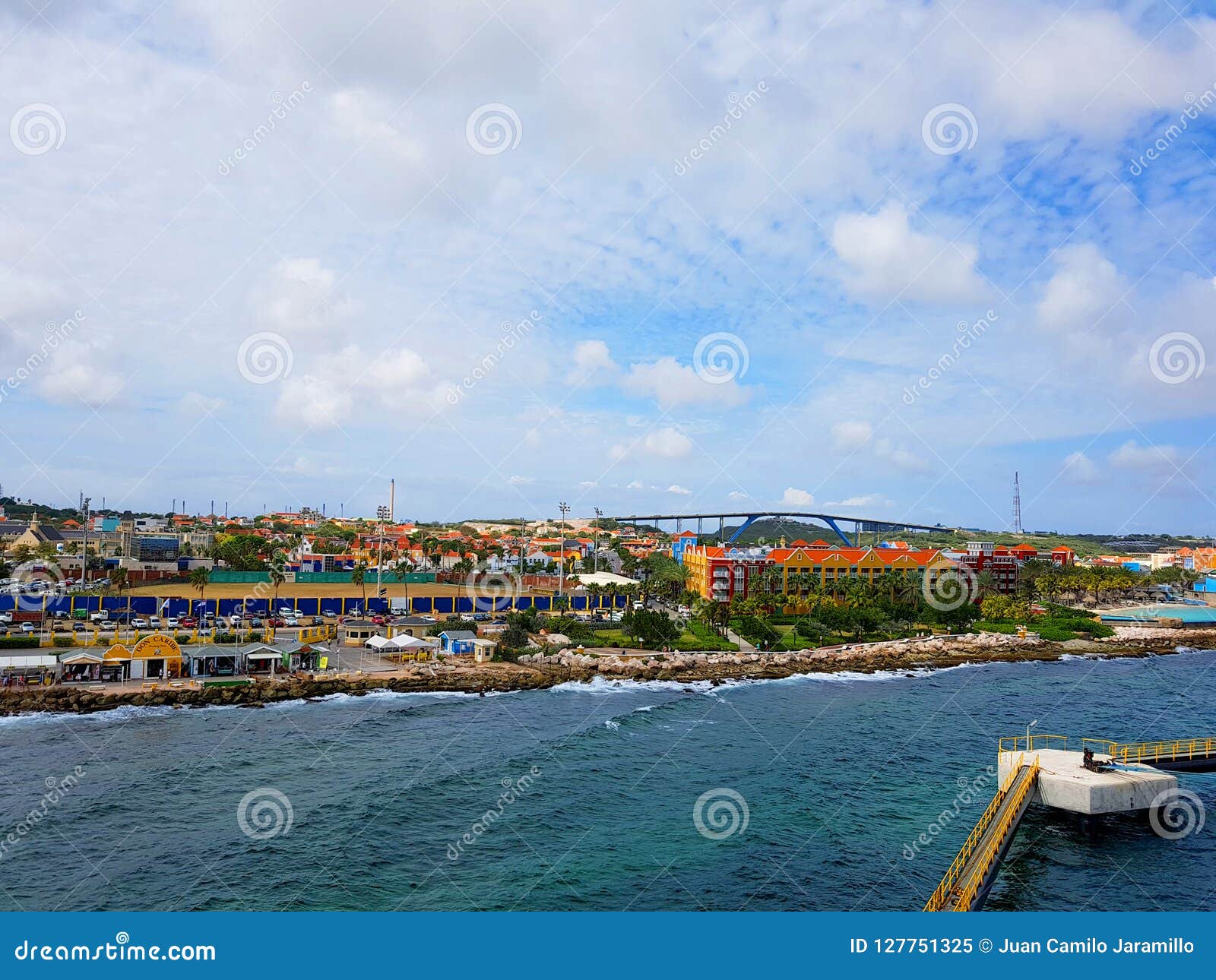 people enjoy the cruise ship monarch travelling to aruba