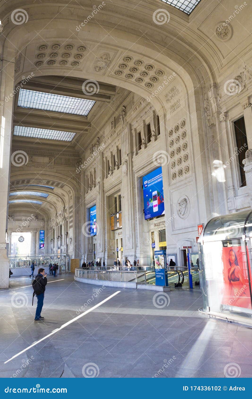 People Inside of Milan Main Train Station Editorial Photography - Image ...