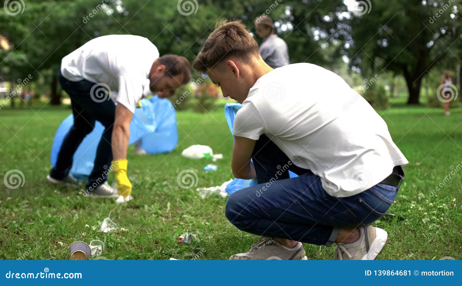 Переведи picking up. Picking up rubbish. Picking up. Photo of picking up rubbish. Сбор людей.